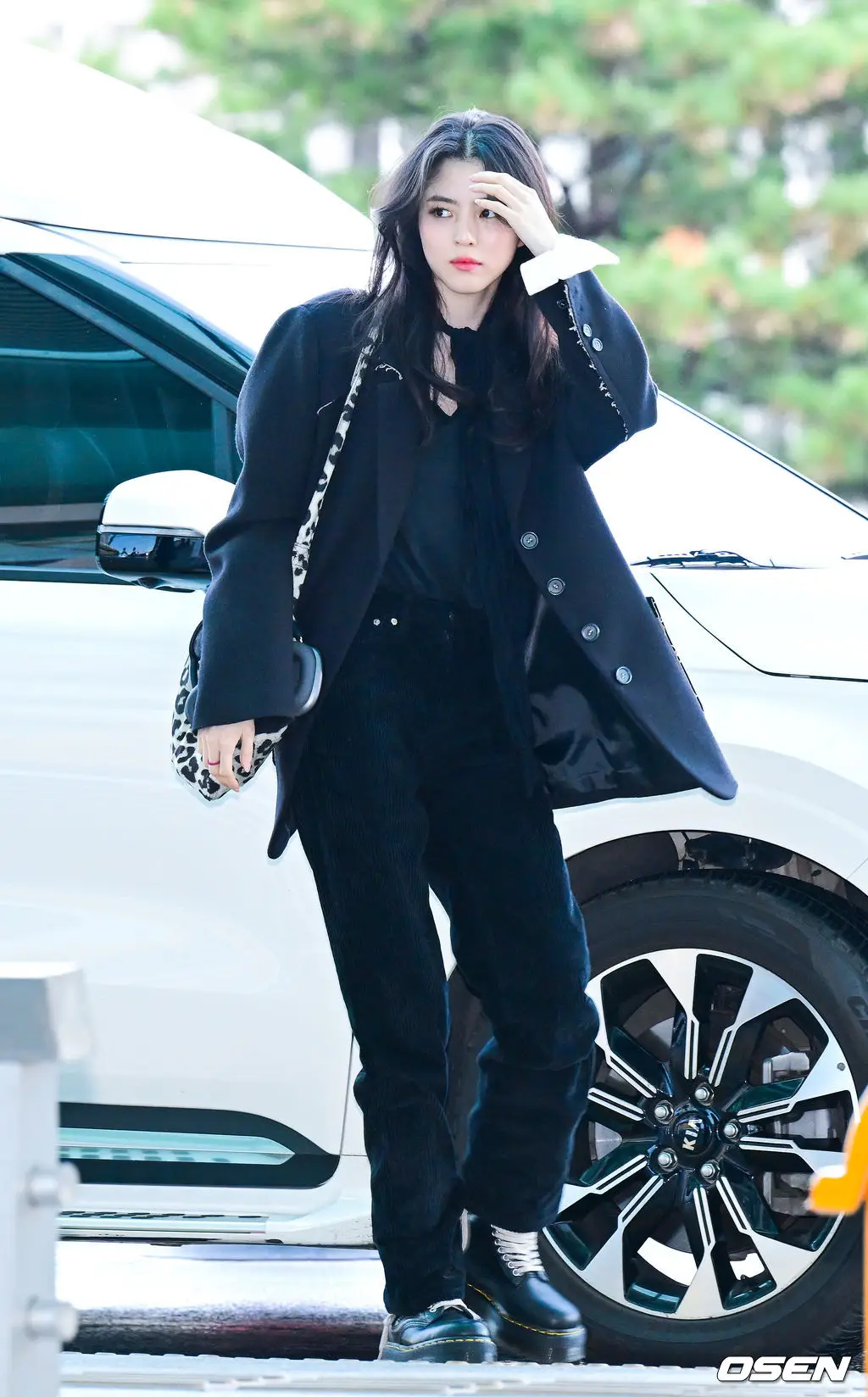 7 Gaya Han So Hee di Bandara, Edgy dengan Warna Serba Hitam!