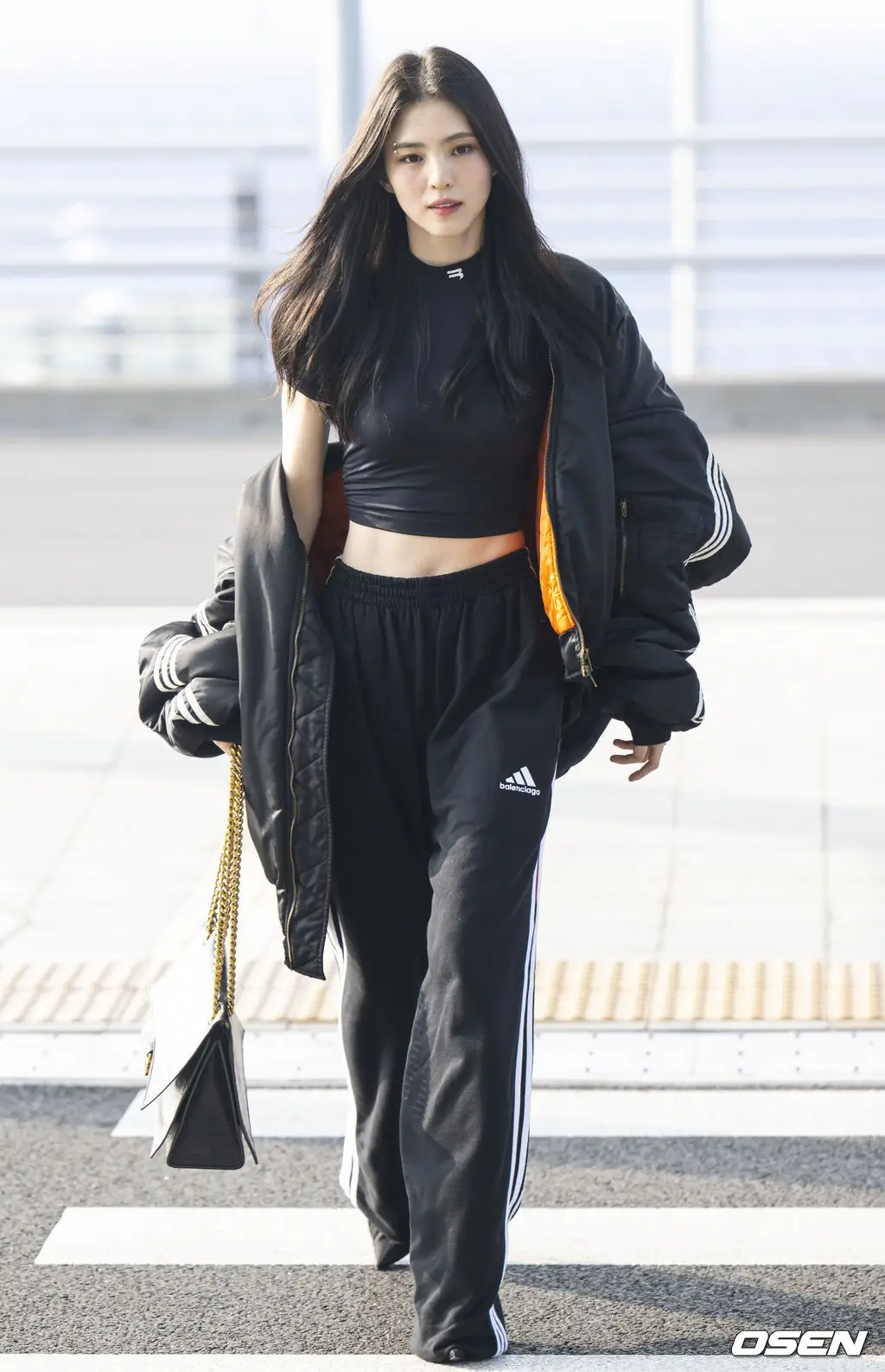 7 Gaya Han So Hee di Bandara, Edgy dengan Warna Serba Hitam!