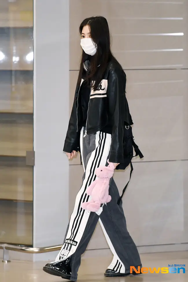 7 Gaya Han So Hee di Bandara, Edgy dengan Warna Serba Hitam!