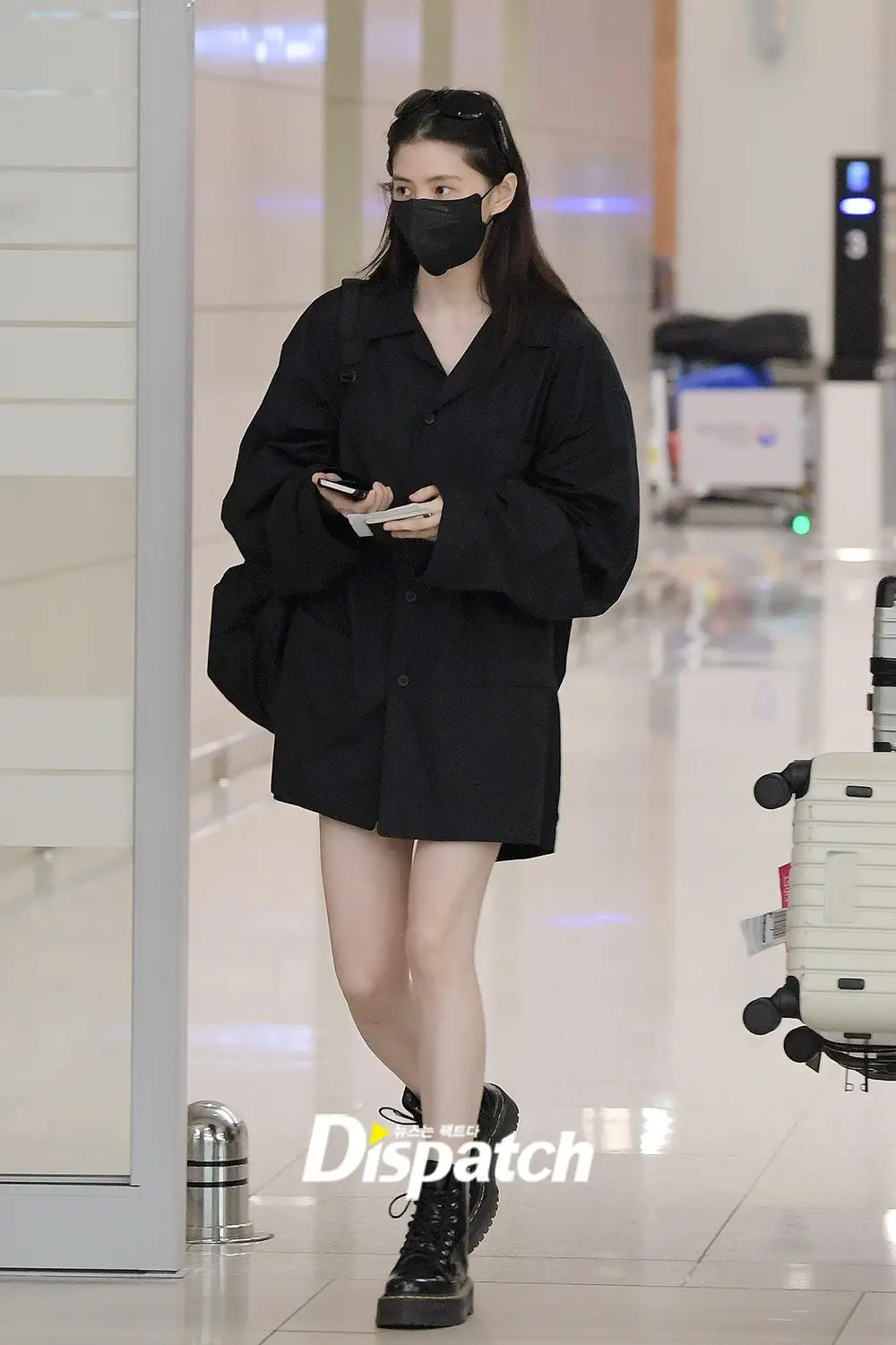 7 Gaya Han So Hee di Bandara, Edgy dengan Warna Serba Hitam!