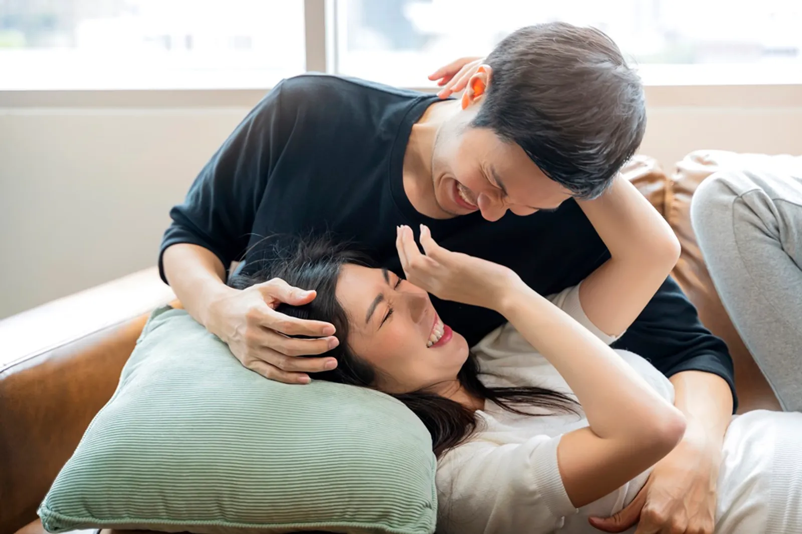 6 Tanda Cinta Pasanganmu Lebih Besar dari yang Kamu Pikirkan