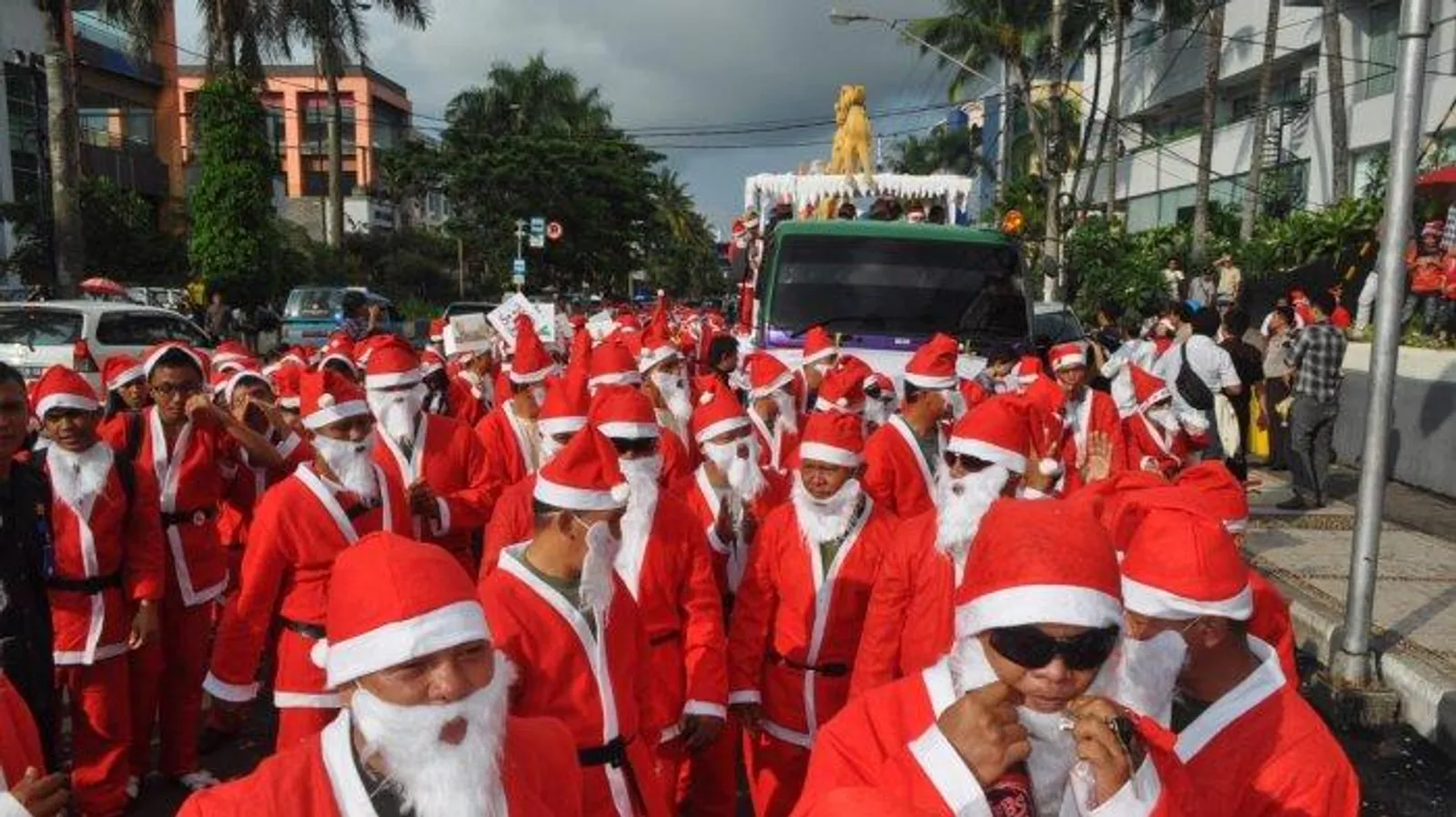 Ada Bakar Batu hingga Meriam Bambu, Ini 7 Tradisi Natal di Indonesia