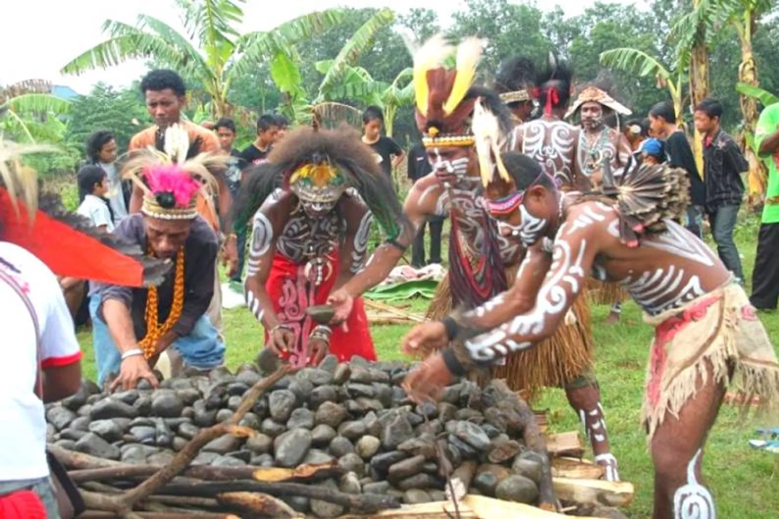 Ada Bakar Batu hingga Meriam Bambu, Ini 7 Tradisi Natal di Indonesia
