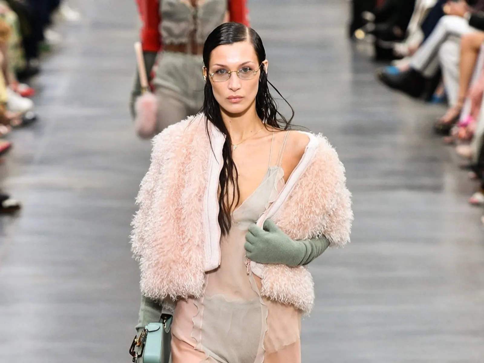 Raih Penghargaan, Ini Pesona Bella Hadid Saat Catwalk