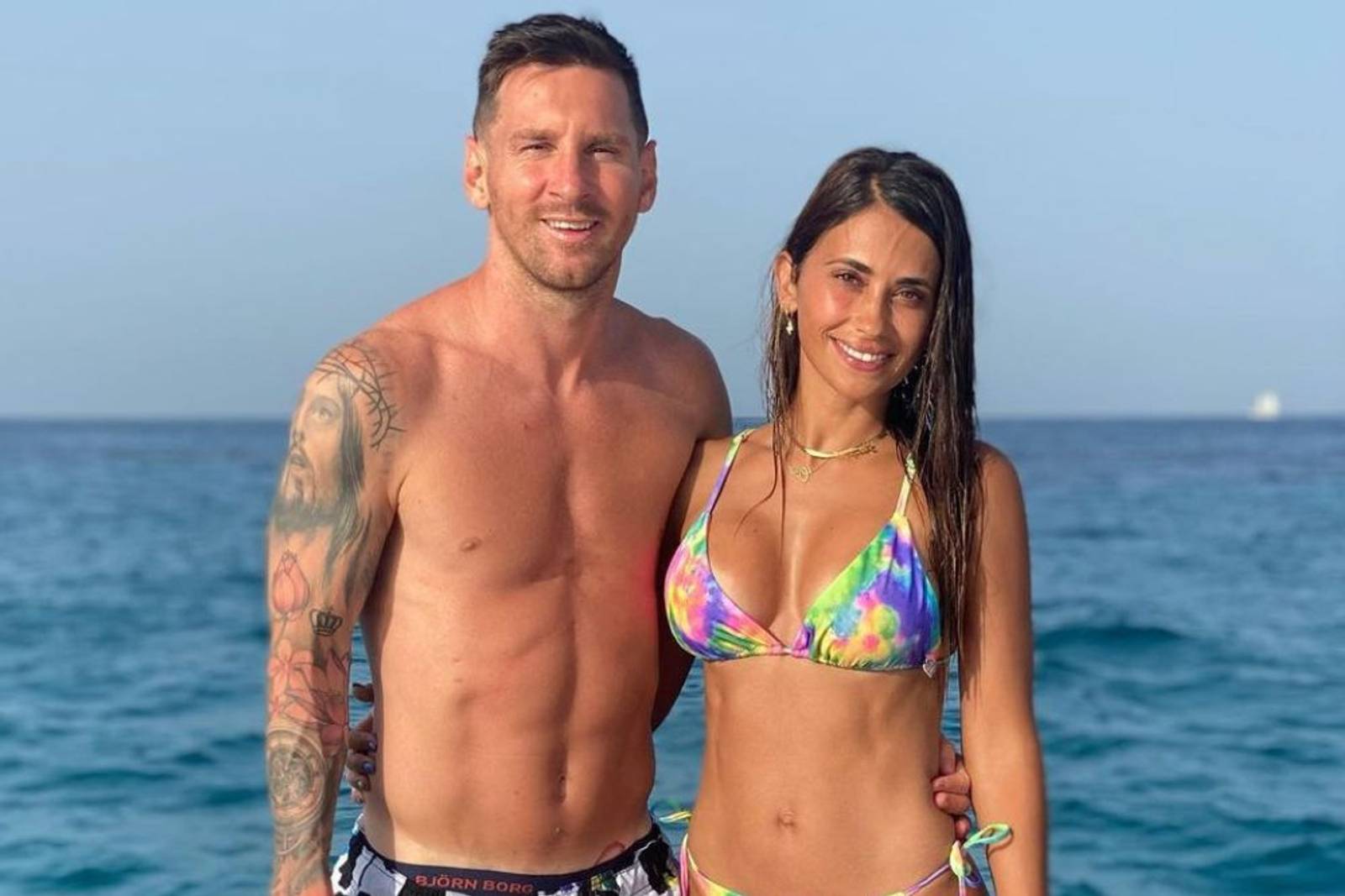 Aksi Antonela Roccuzzo Pamer Lekuk Tubuh, Istri Messi yang Seksi