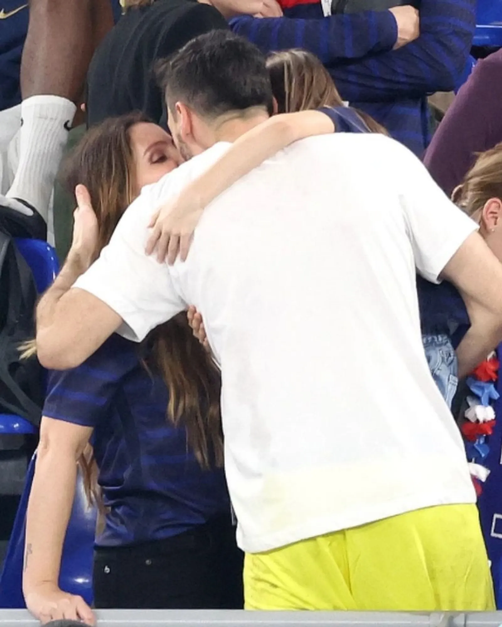 13 Potret WAGs yang Viral Selama Piala Dunia 2022, Pamer Ciuman Bibir!