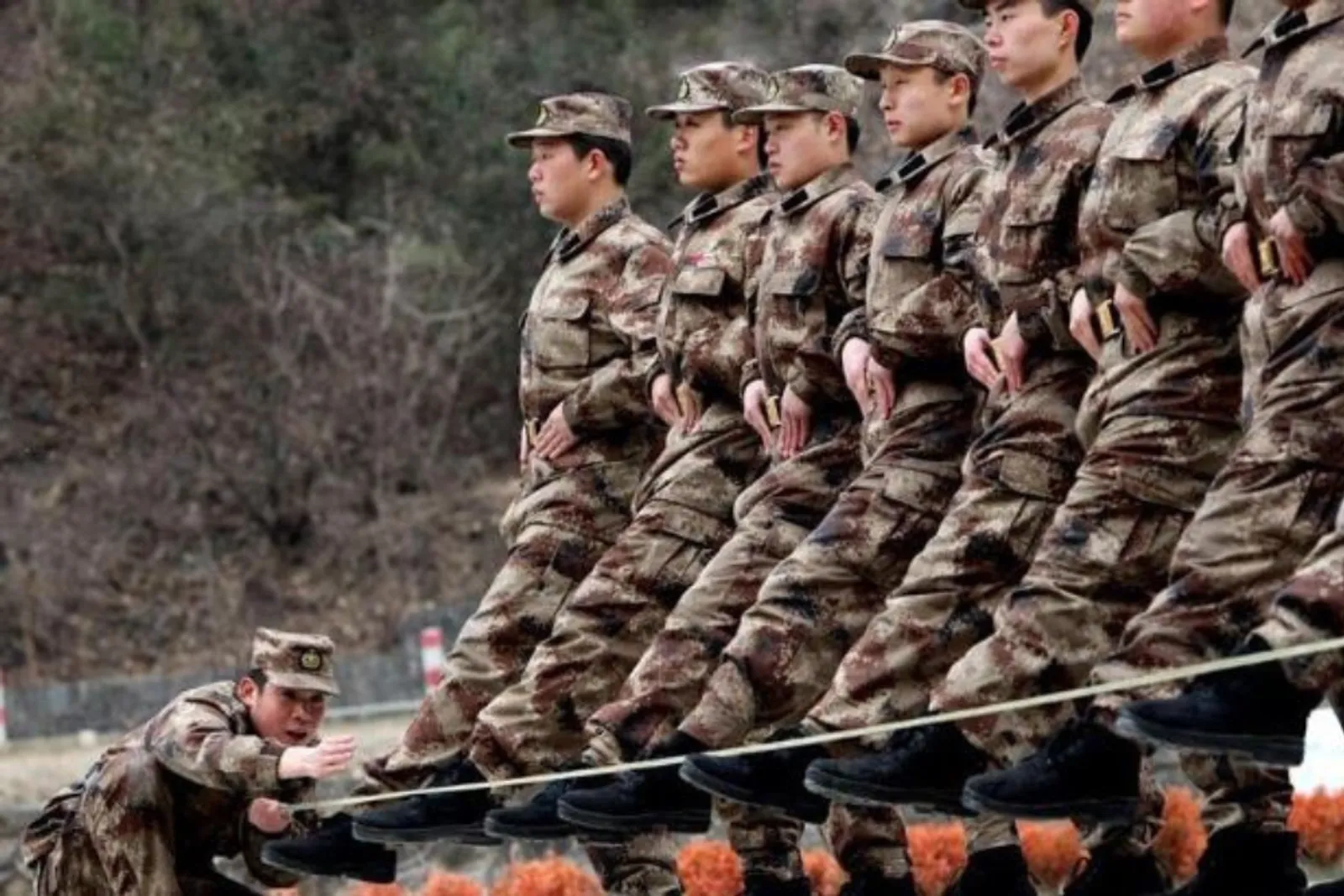Agar Nggak Bungkuk, Ini Cara Tentara Tiongkok Latih Postur Pasukan