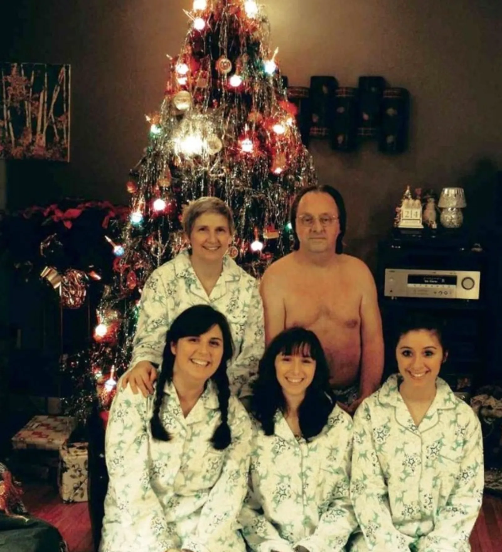 Tampil Beda! Ini 20 Foto Natal Keluarga yang Paling Kocak dan Absurd