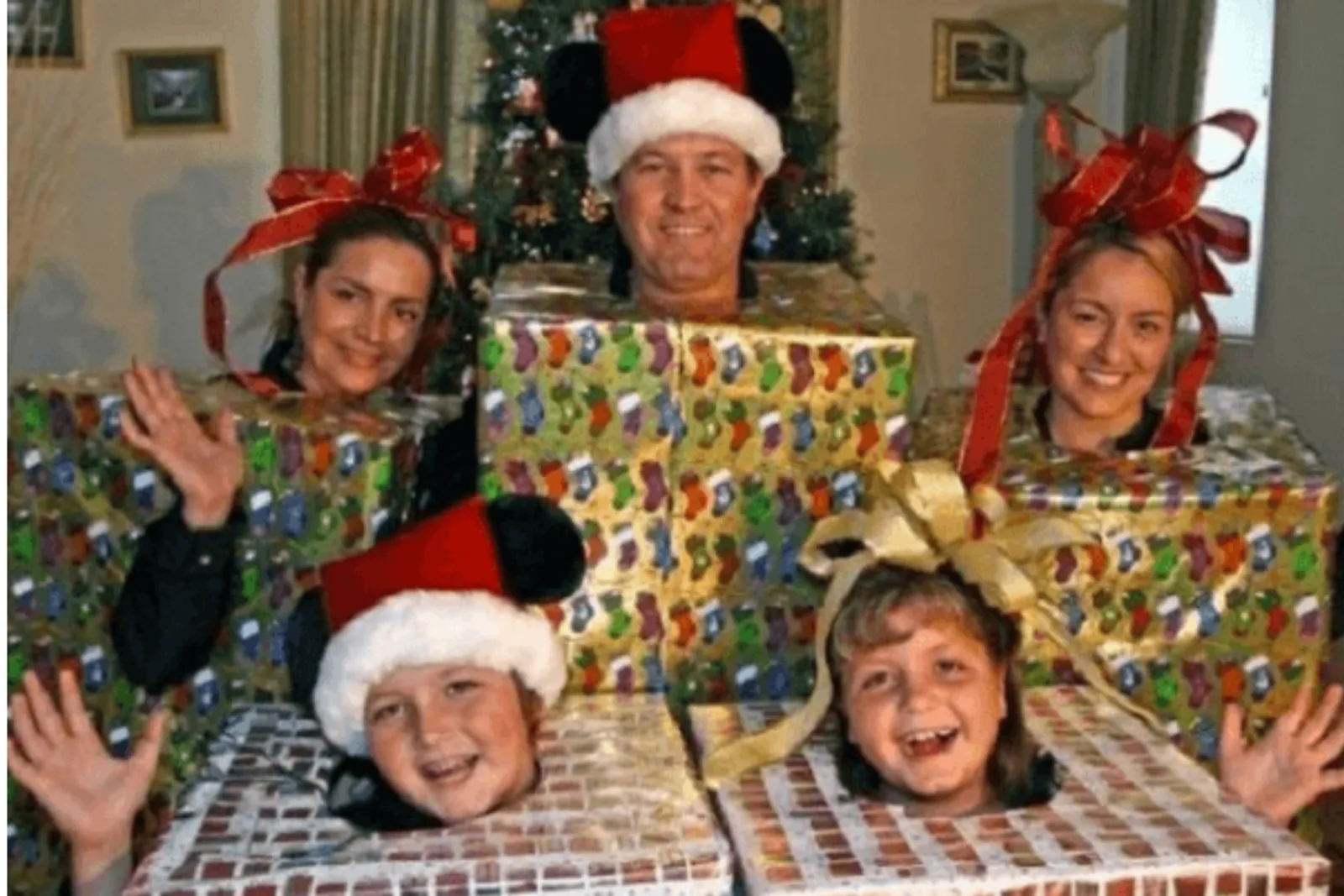 Tampil Beda! Ini 20 Foto Natal Keluarga yang Paling Kocak dan Absurd