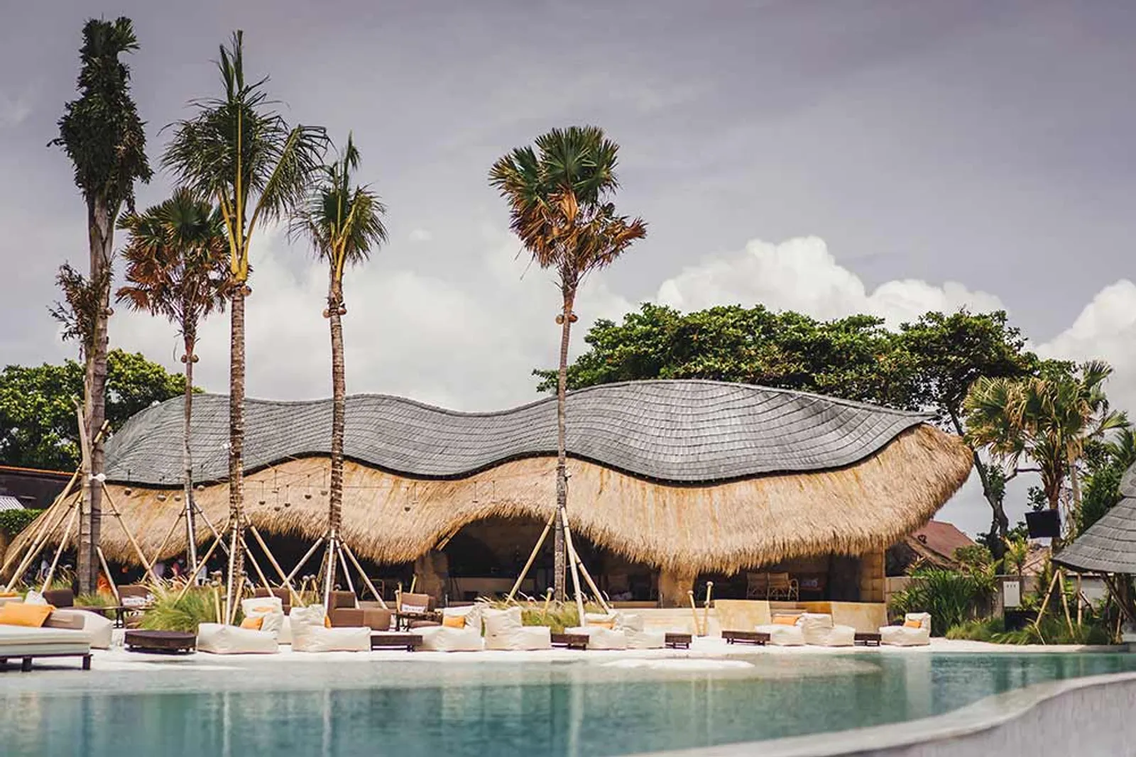 10 Rekomendasi Beach Club di Bali dan Harganya