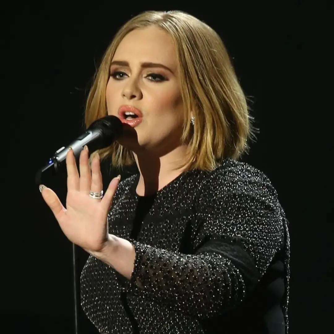 7 Potret Adele Saat Manggung, Selalu Memukau!