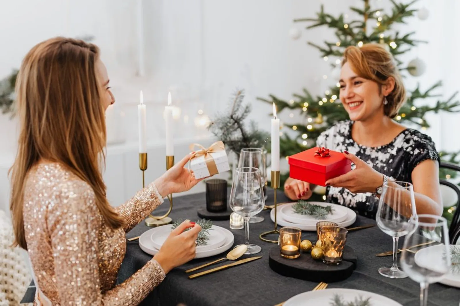 7 Tips Ketemu Keluarga Pacar Saat Pesta Natal dan Tahun Baru