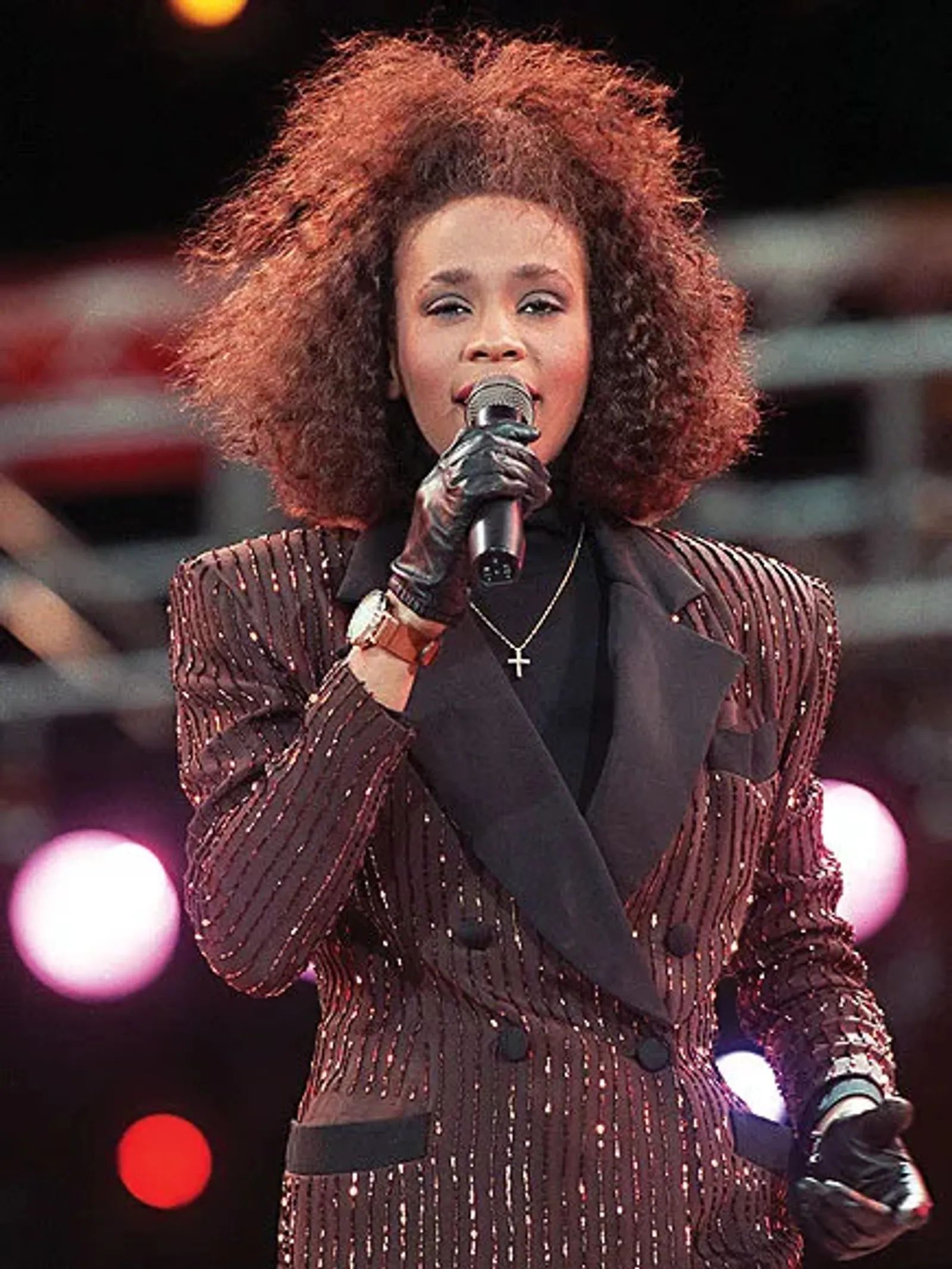 7 Gaya Panggung Whitney Houston Paling Ikonik Sepanjang Masa