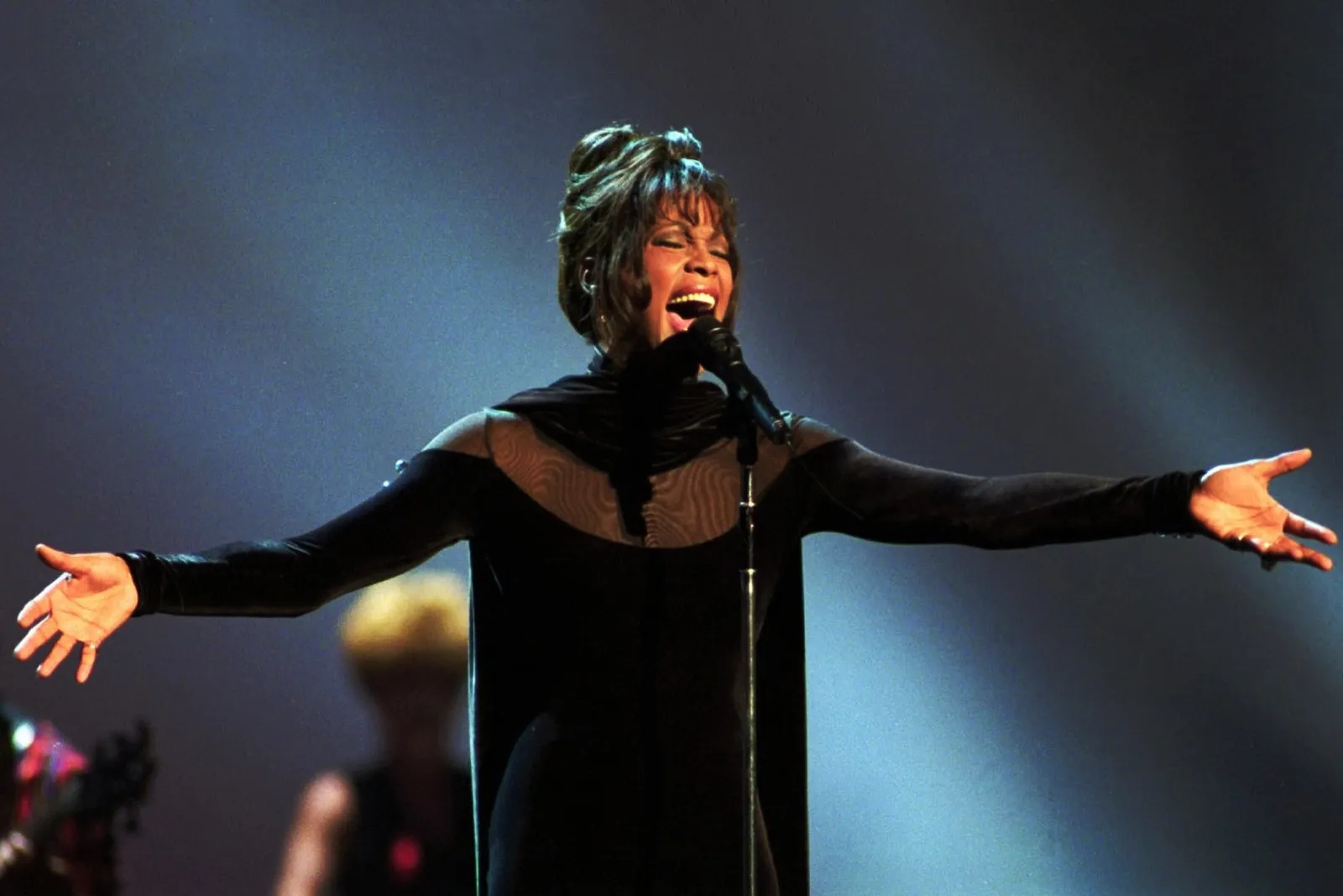 7 Gaya Panggung Whitney Houston Paling Ikonik Sepanjang Masa