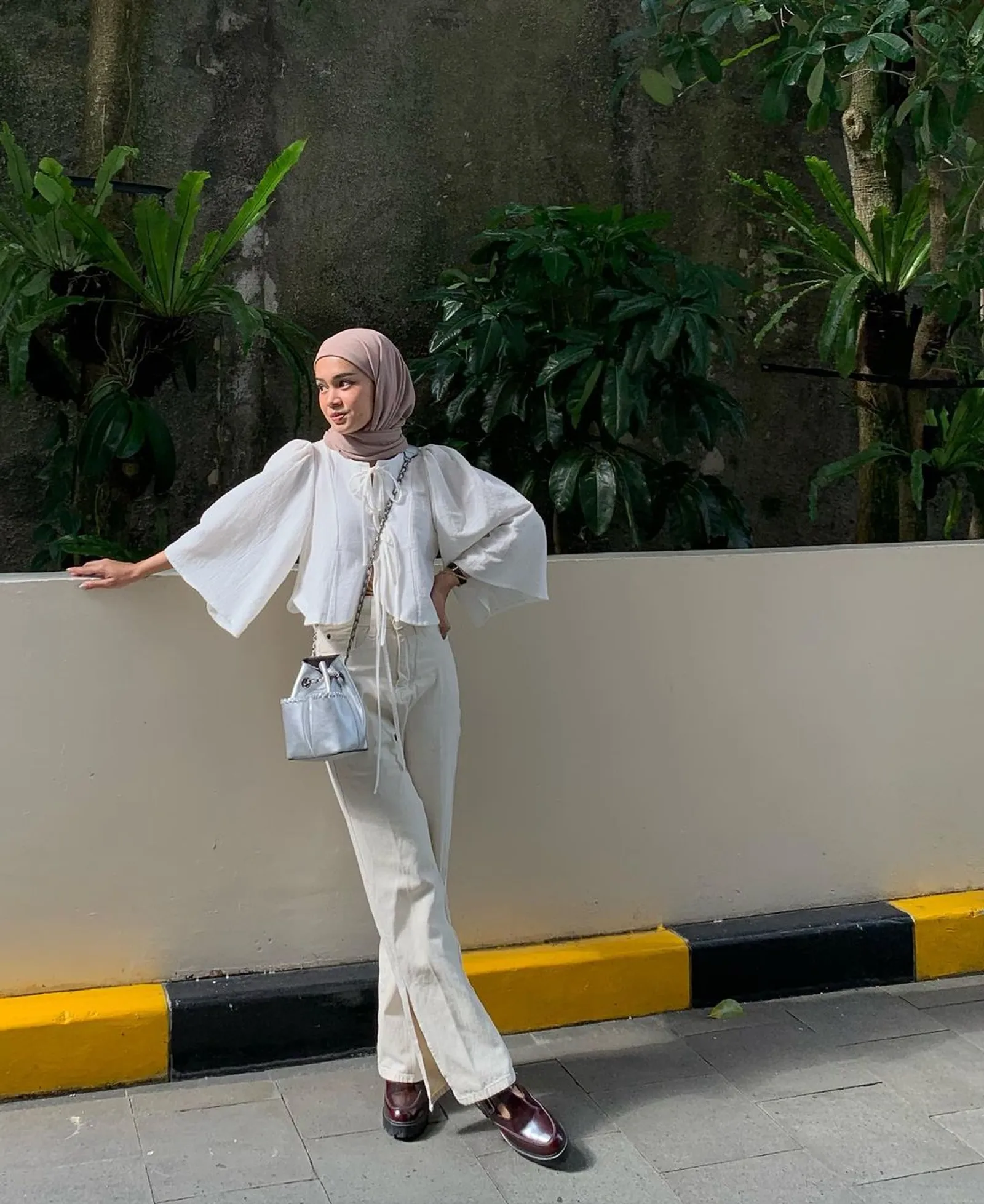 Ide Gaya Foto Candid yang Kekinian a La Selebgram Hijab