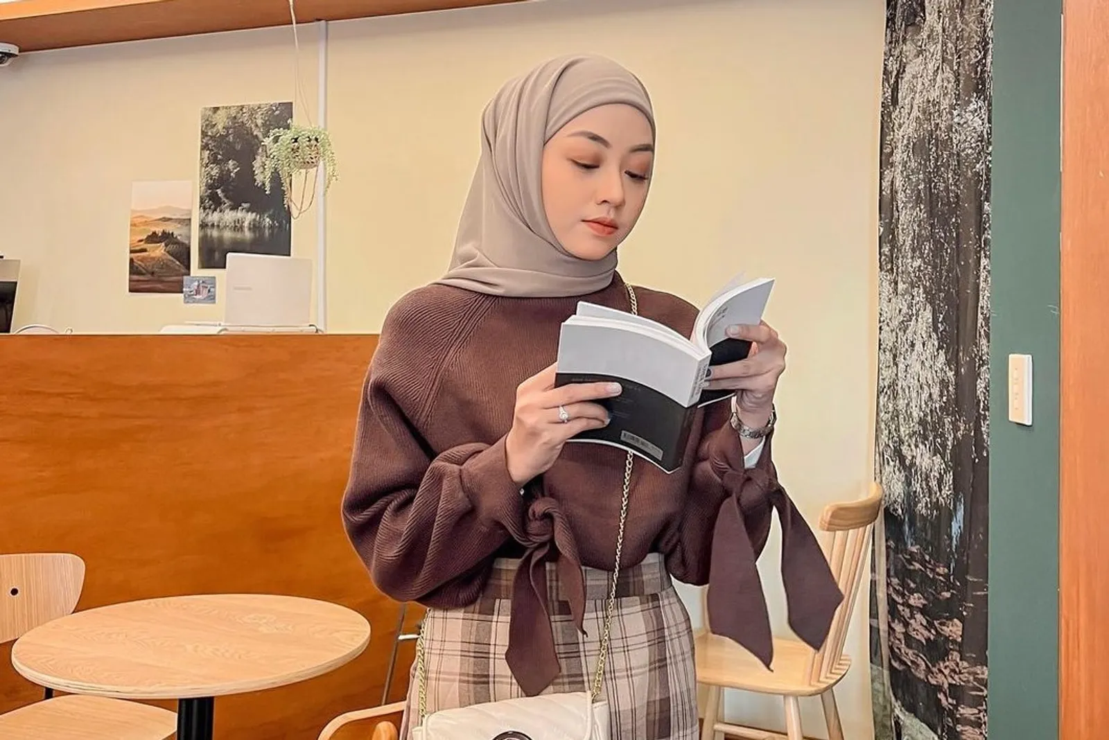 Ide Gaya Foto Candid yang Kekinian a La Selebgram Hijab