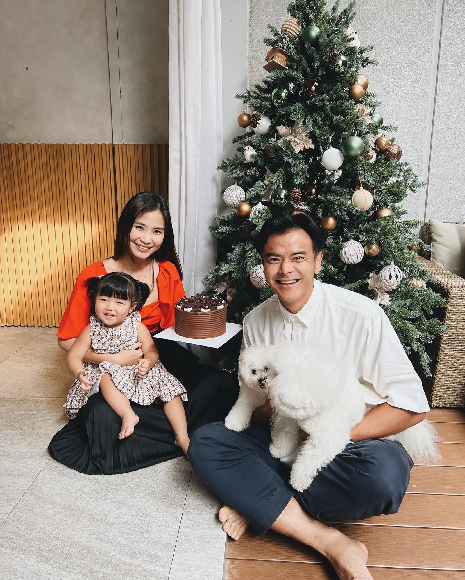 9 Potret Kompak Keluarga Artis Indonesia saat Rayakan Hari Natal