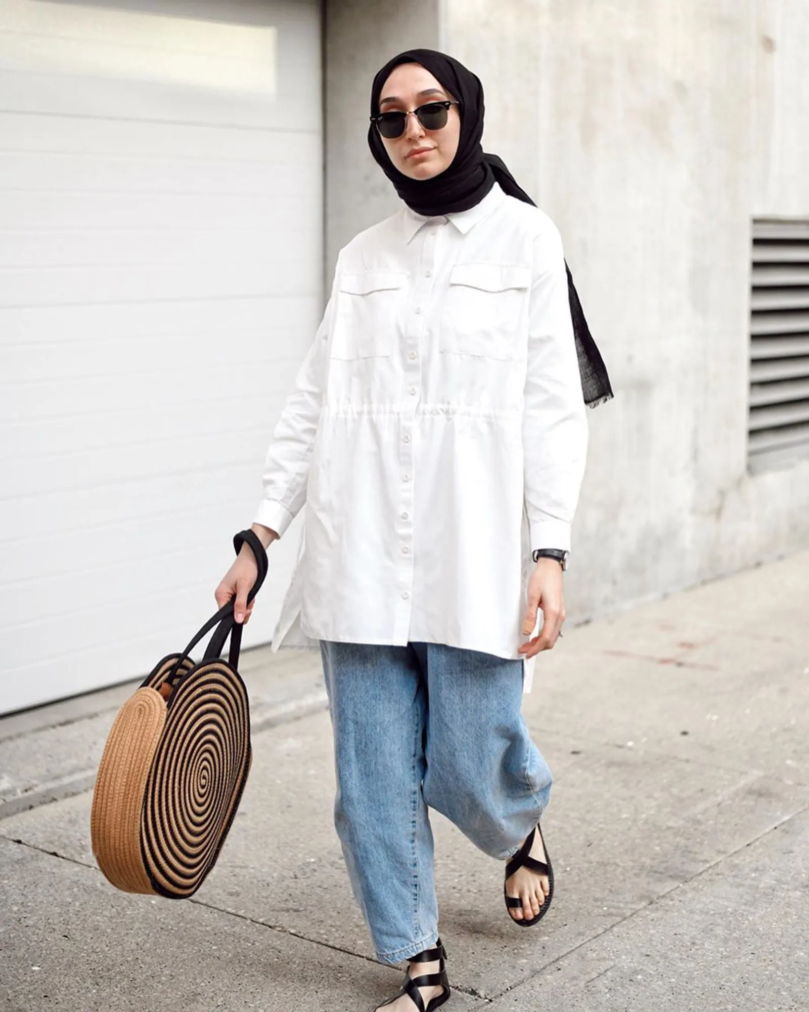 15 OOTD Baju Putih Celana Jeans Hijab, Simpel tapi Keren!