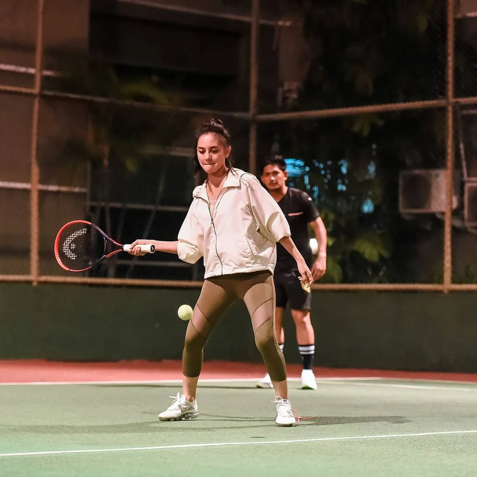 Aksi Artis Usia 40-an Bermain Tenis, Olahraga yang Bikin Awet Muda 