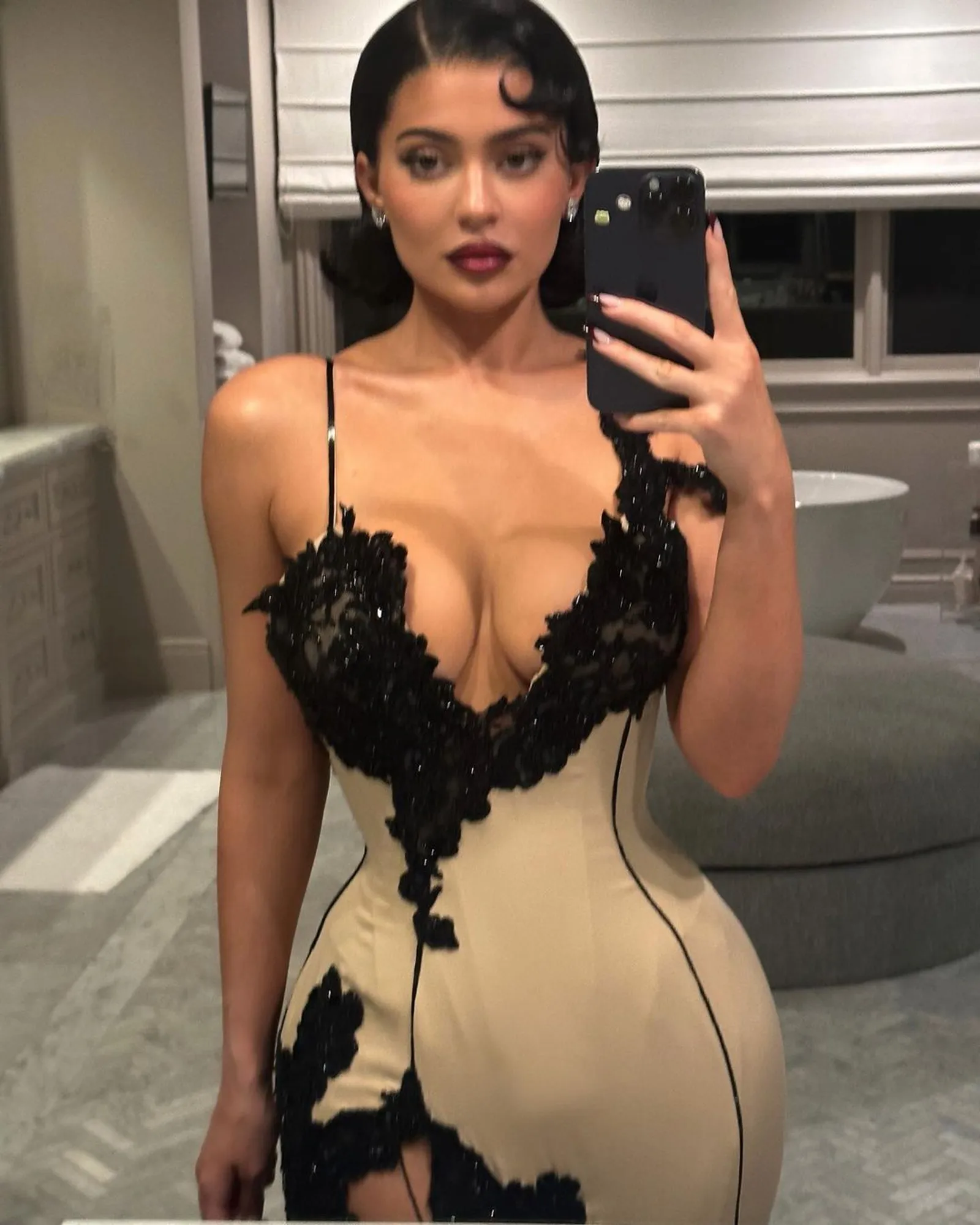 Kylie Jenner Pilih Gaun Seksi untuk Perayaan Natal Tahun Ini