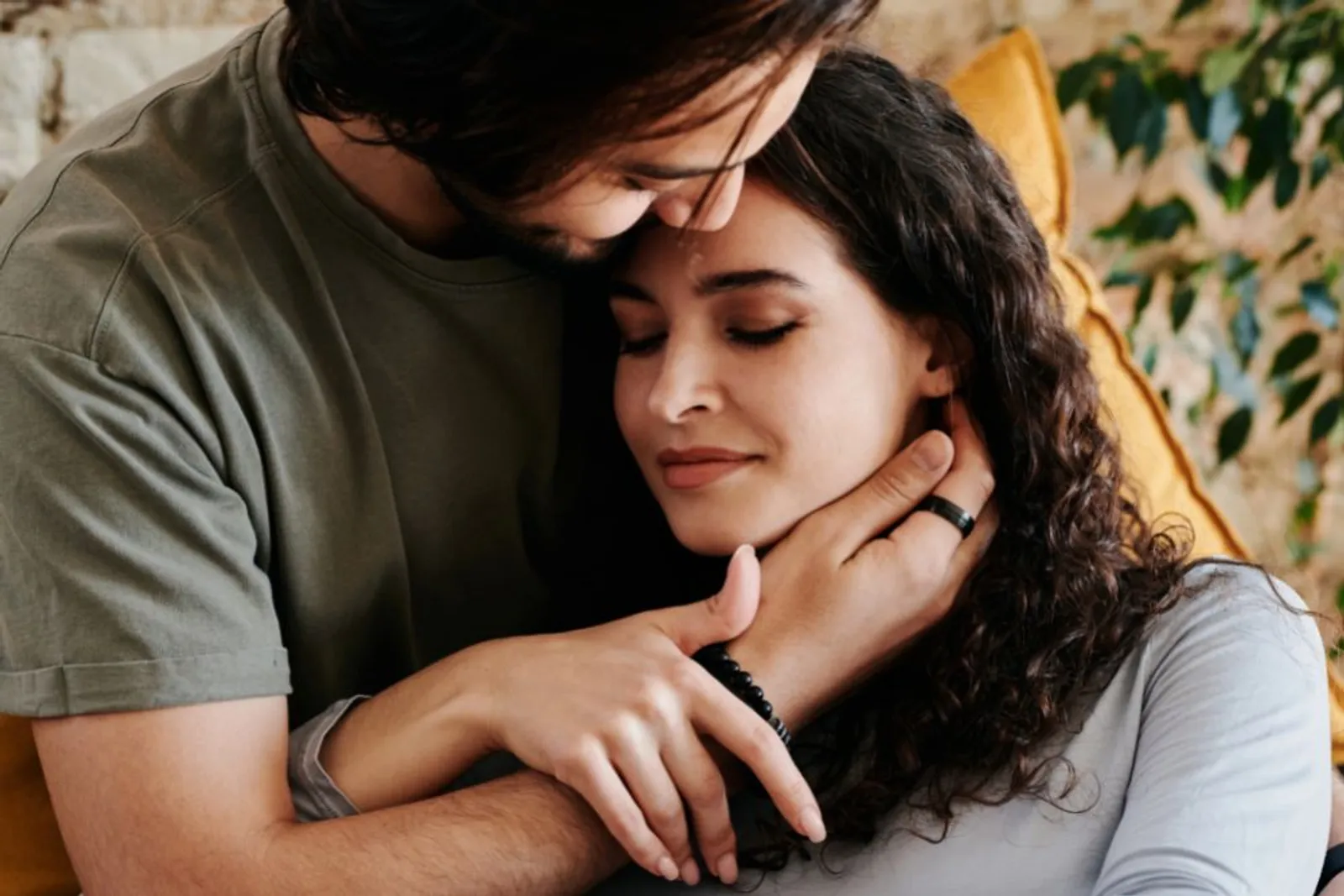 7 Kecocokan Pasangan yang Bahasa Cintanya Physical Touch