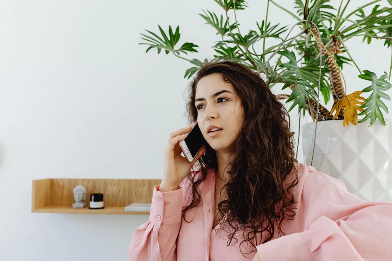 8 Alasan Menelepon Lebih Baik daripada Chatting dalam Hubungan Asmara