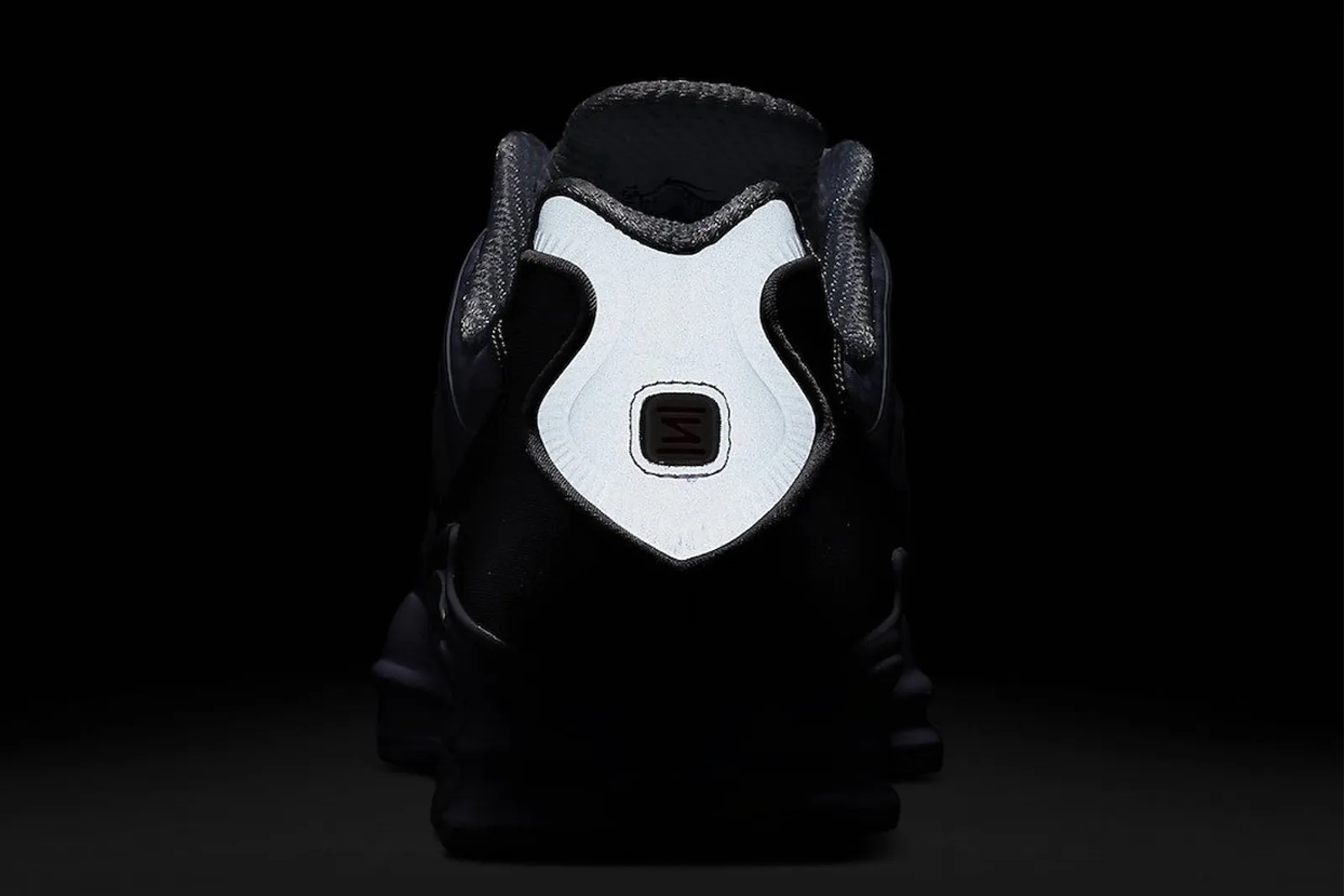 Nike Shox TL Kembali Lagi dengan Warna 'Black' dan 'White'