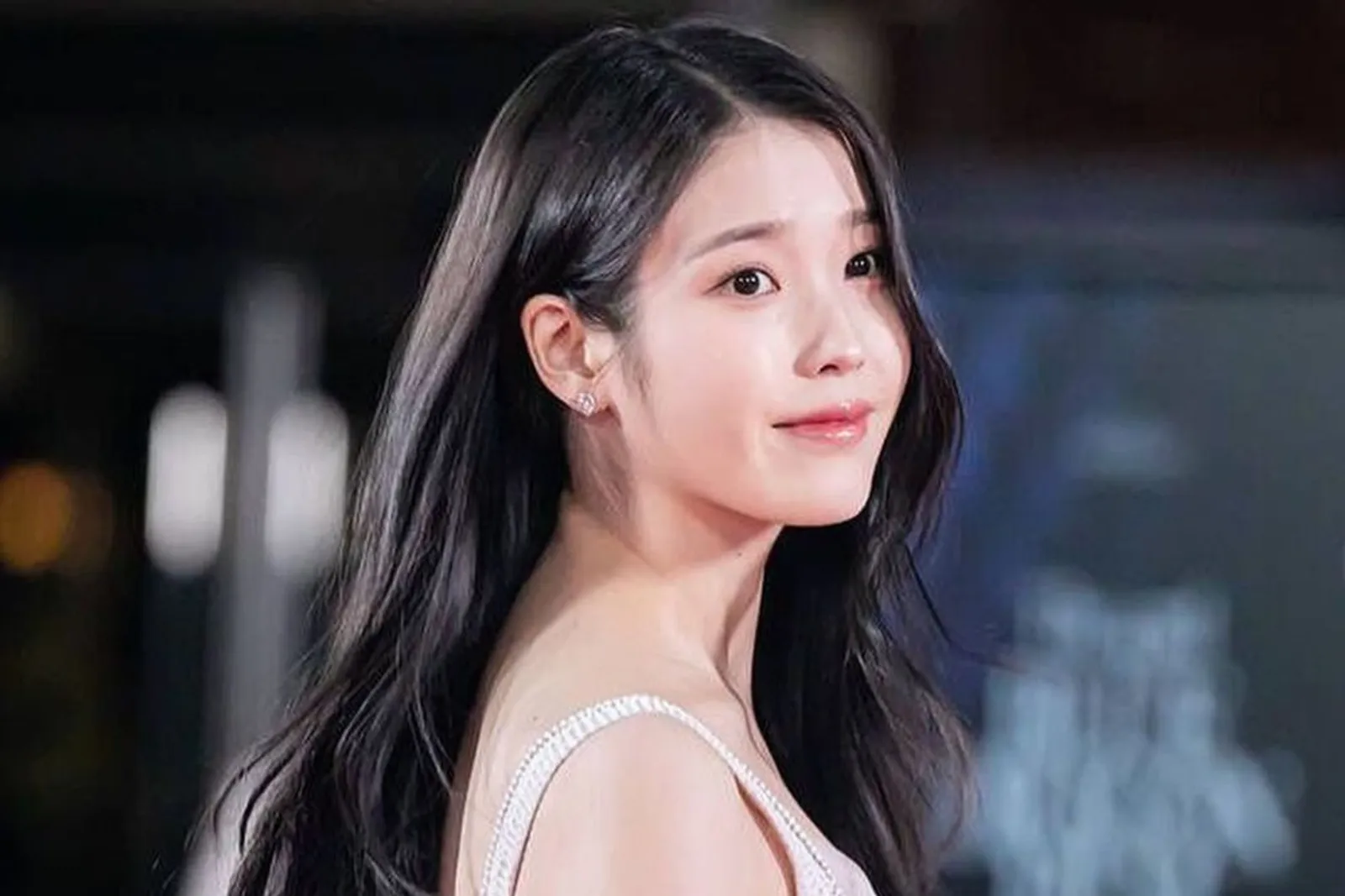 IU dan Pesona Artis yang Dikabarkan Pernah Dekat dengan Lee Jong Suk 