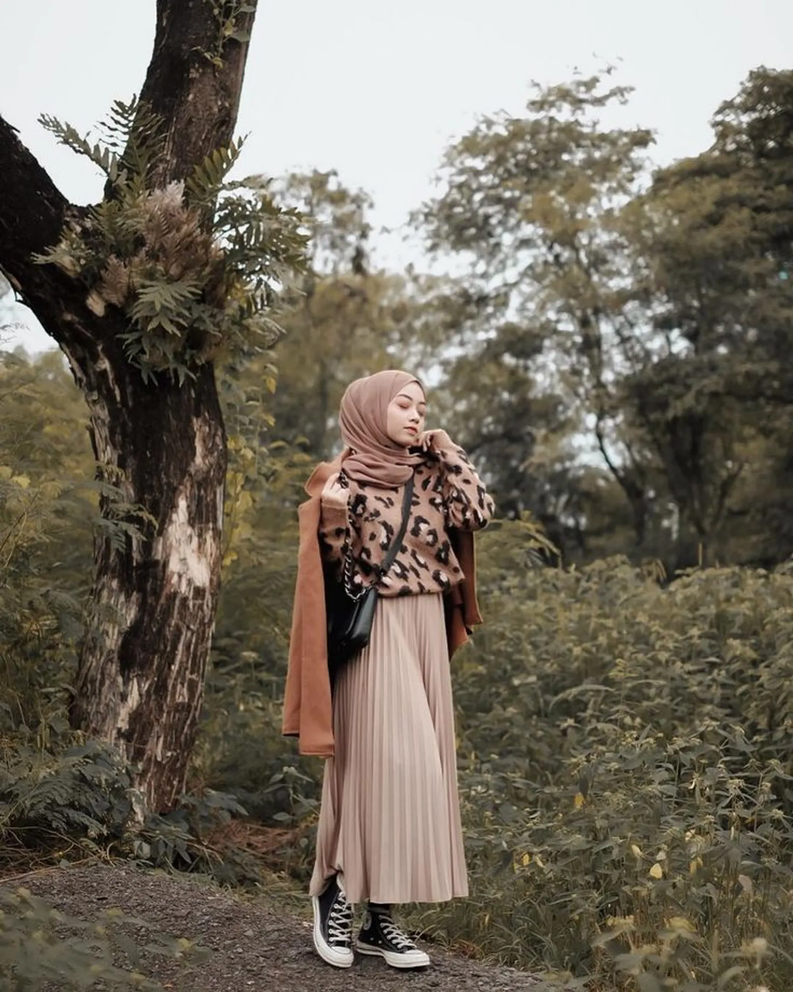 Ide Padu-padan OOTD Hijab pakai Converse Hitam