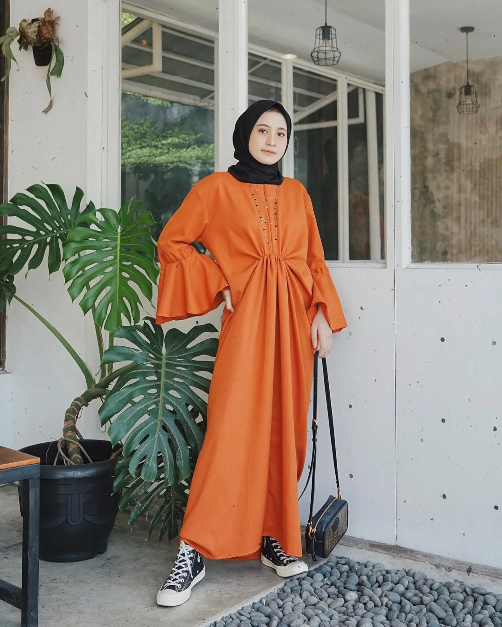 Ide Padu-padan OOTD Hijab pakai Converse Hitam