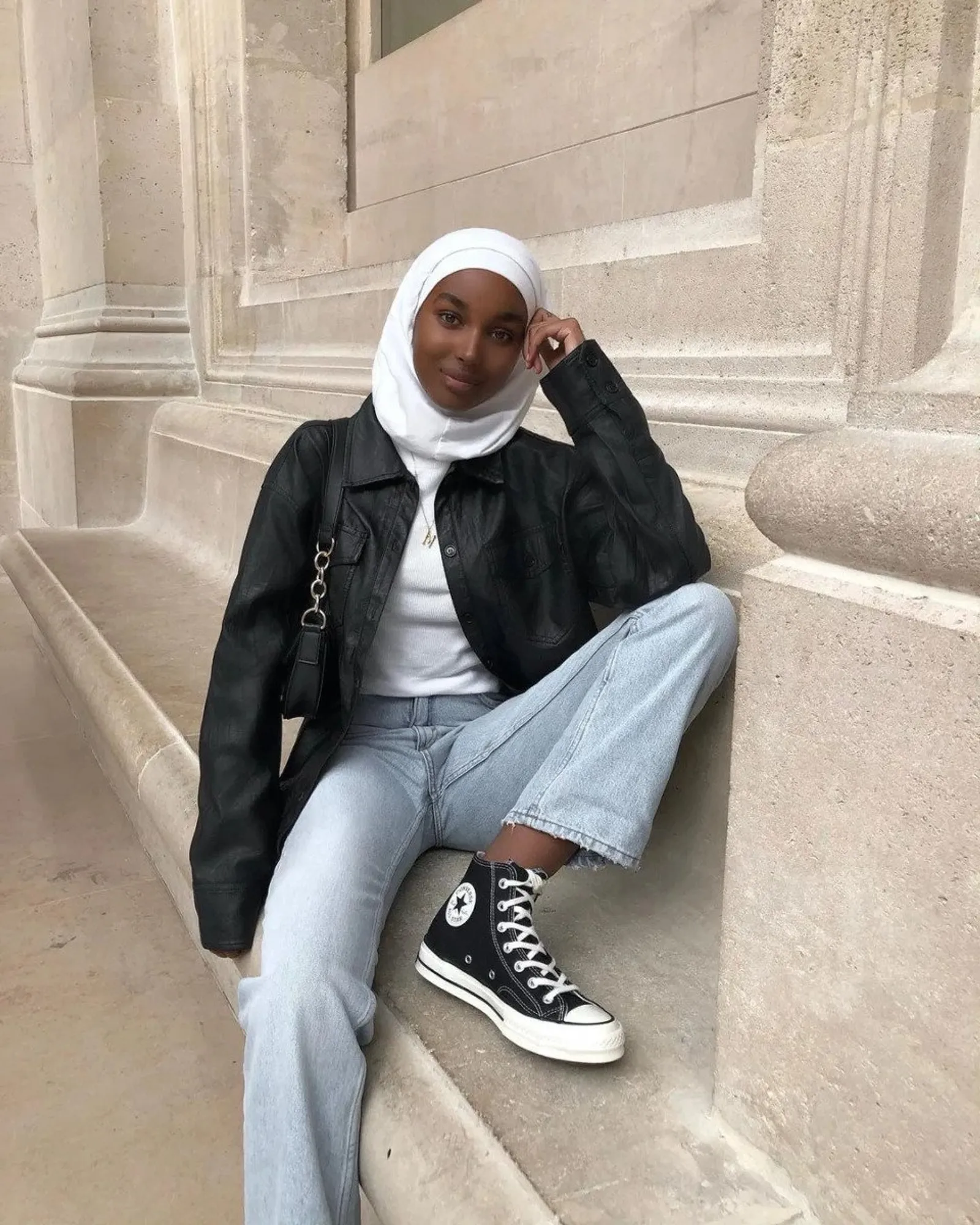 Ide Padu-padan OOTD Hijab pakai Converse Hitam