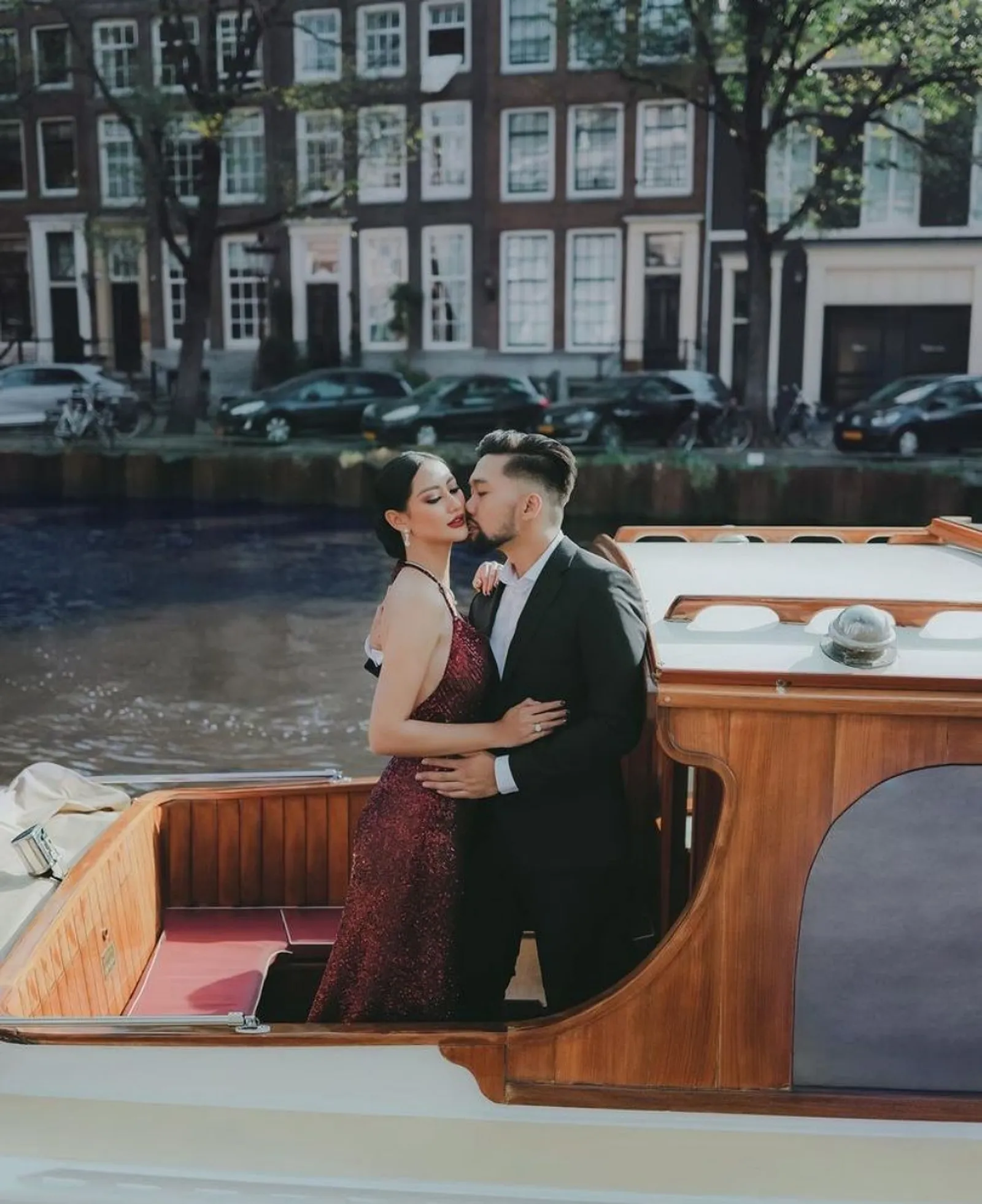 Mesra! 9 Potret Pre-Wedding Puteri Indonesia Ayu Maulida di Belanda