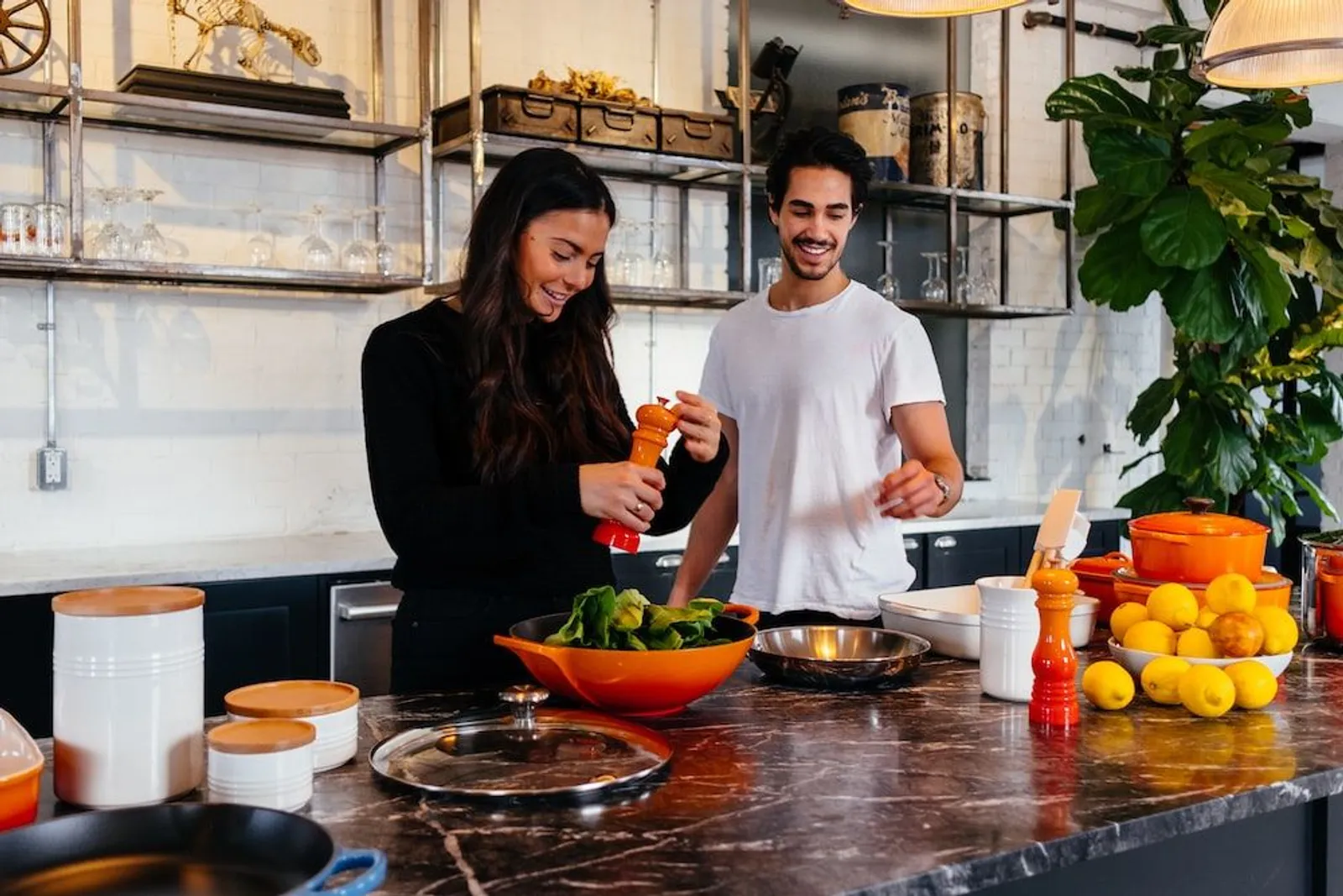 Memperkuat Hubungan di Dapur, Ini 5 Manfaat Masak Bereng Pasangan