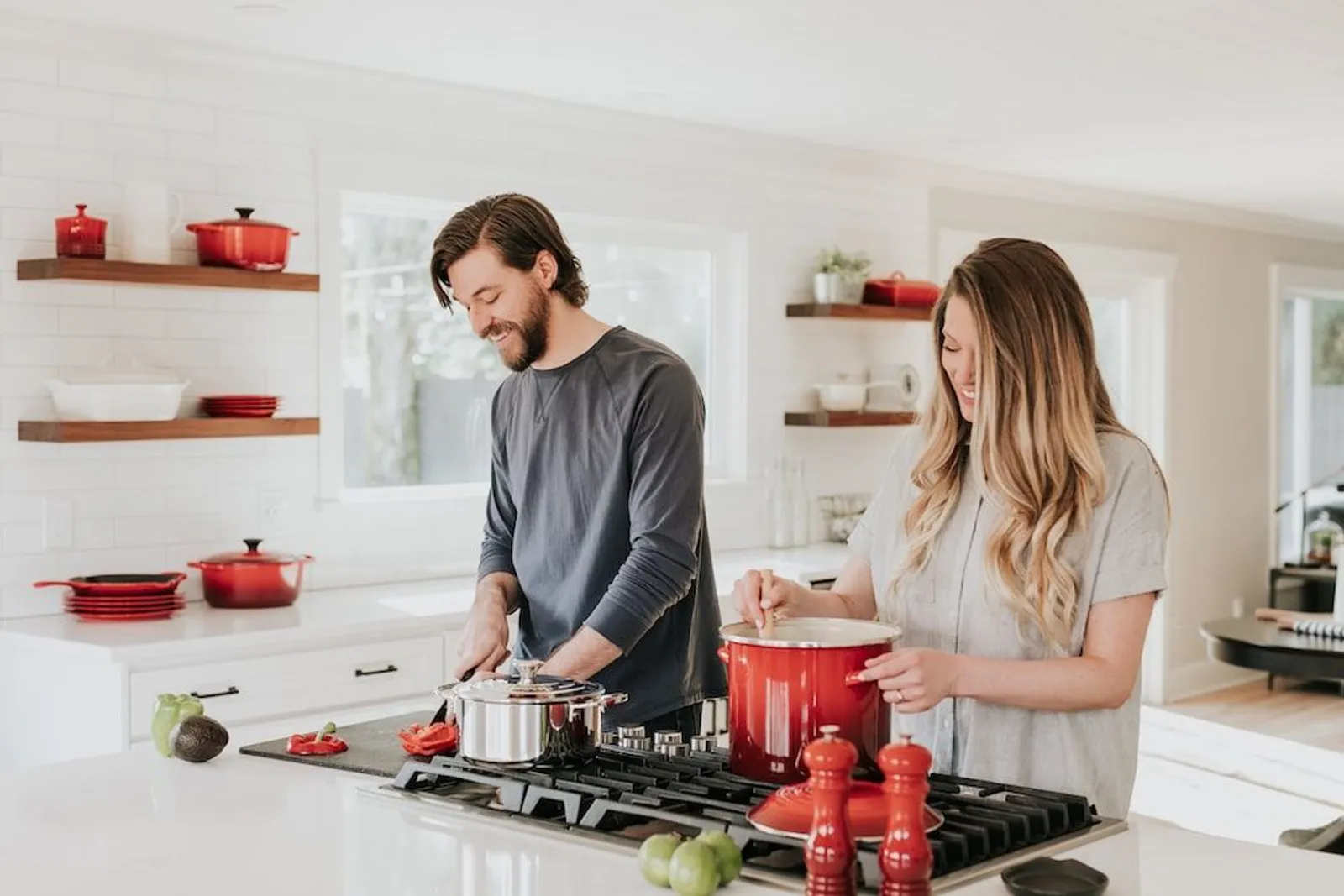 Memperkuat Hubungan di Dapur, Ini 5 Manfaat Masak Bereng Pasangan