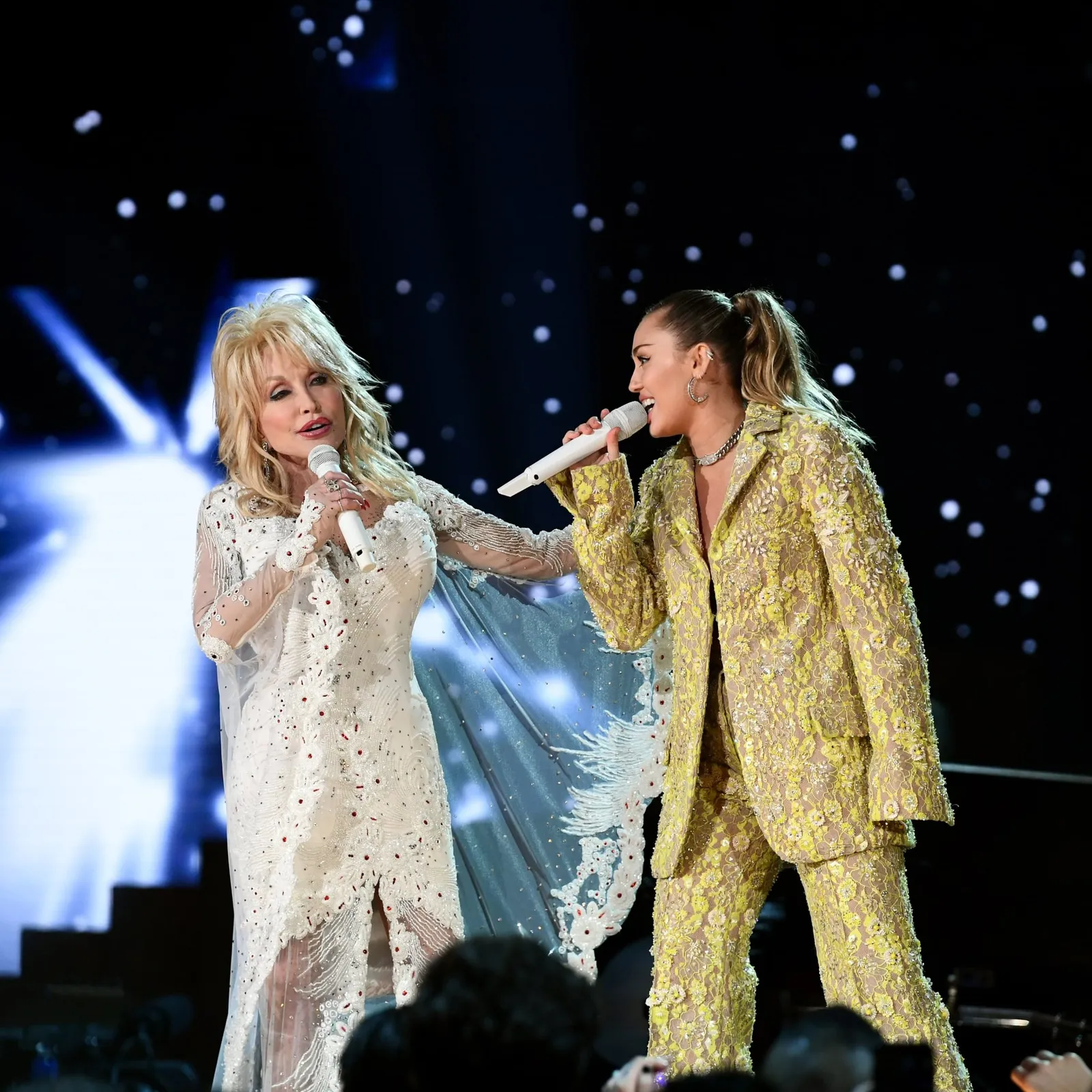 Gaya Kompak Miley Cyrus dan Dolly Parton dari Tahun ke Tahun