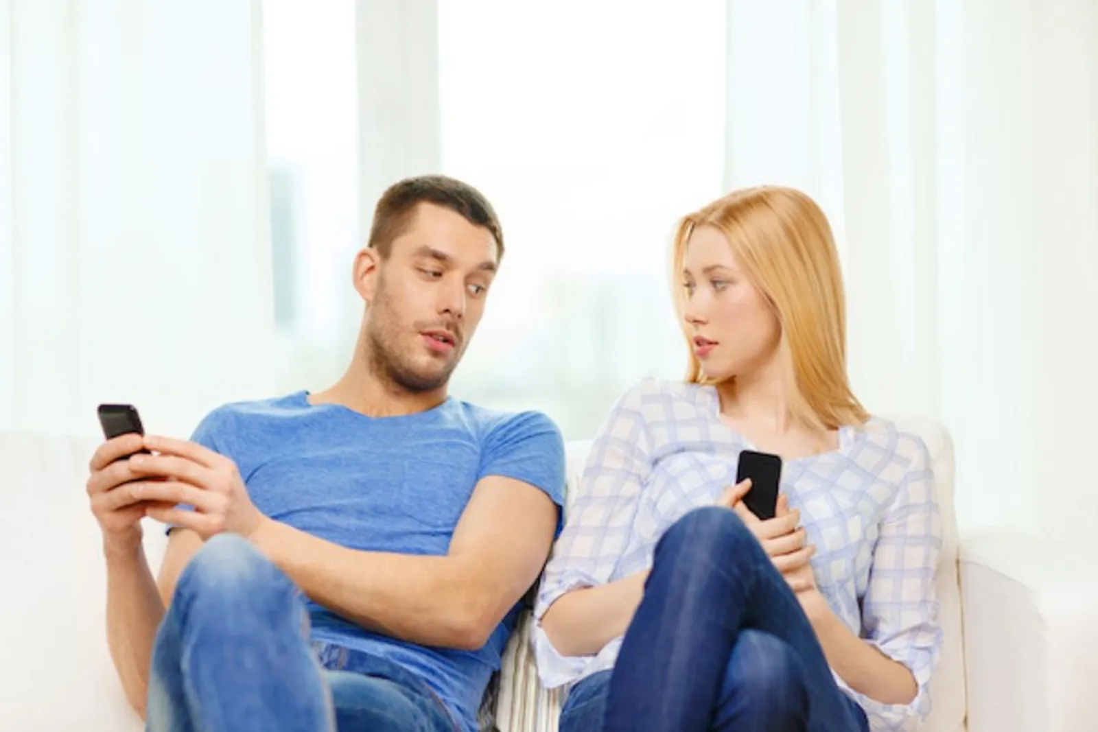 Suka Memata-matai, 5 Tanda Kamu Mulai Alami Trust Issue dalam Hubungan