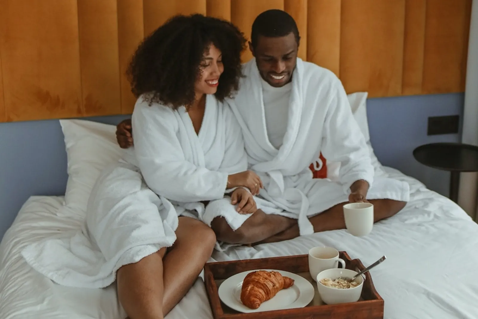 5 Manfaat Staycation untuk Pasangan Suami Istri, Bikin Makin Lengket!