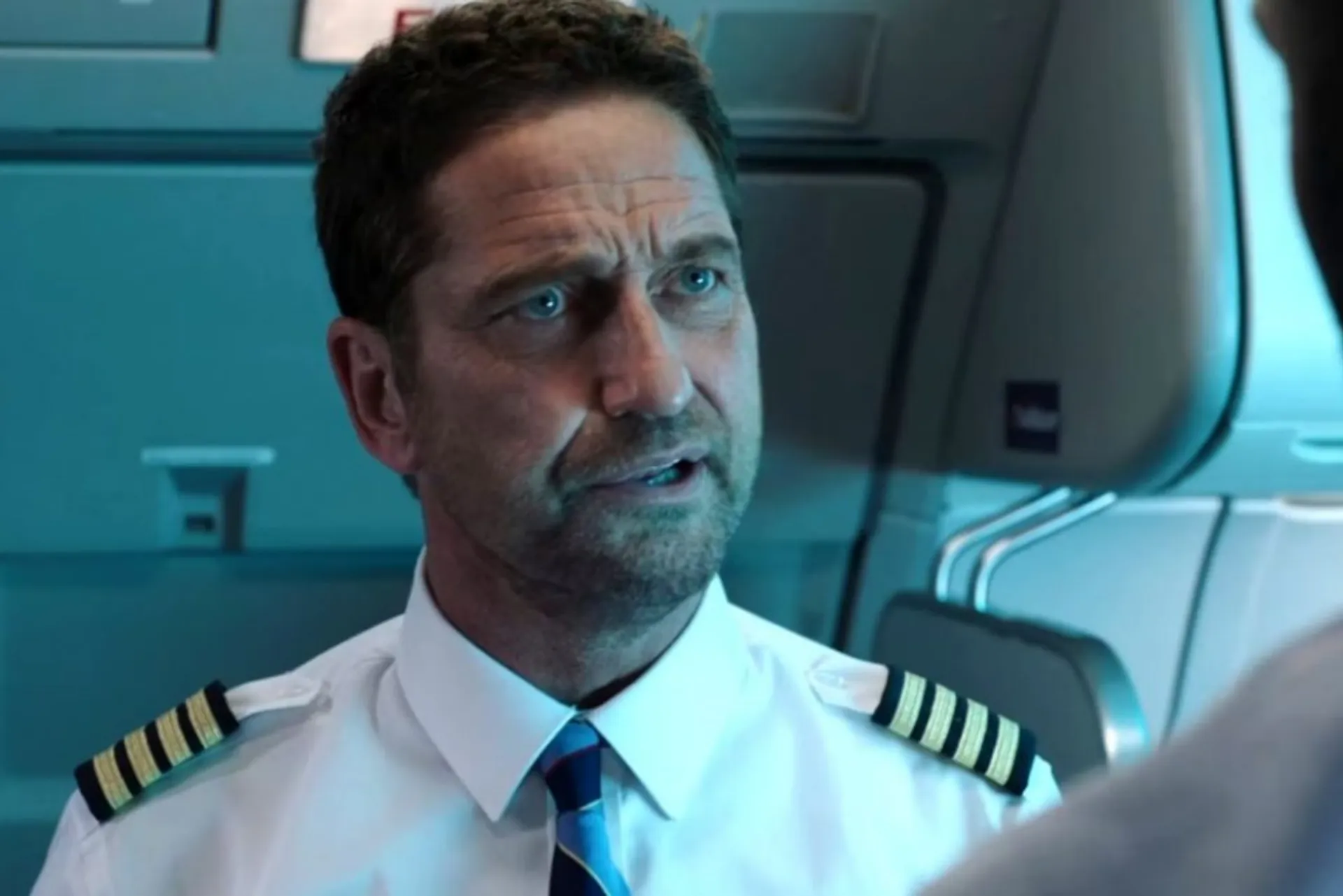 Review ’Plane’: Aksi Heroik Pilot Selamatkan Nyawa Penumpang