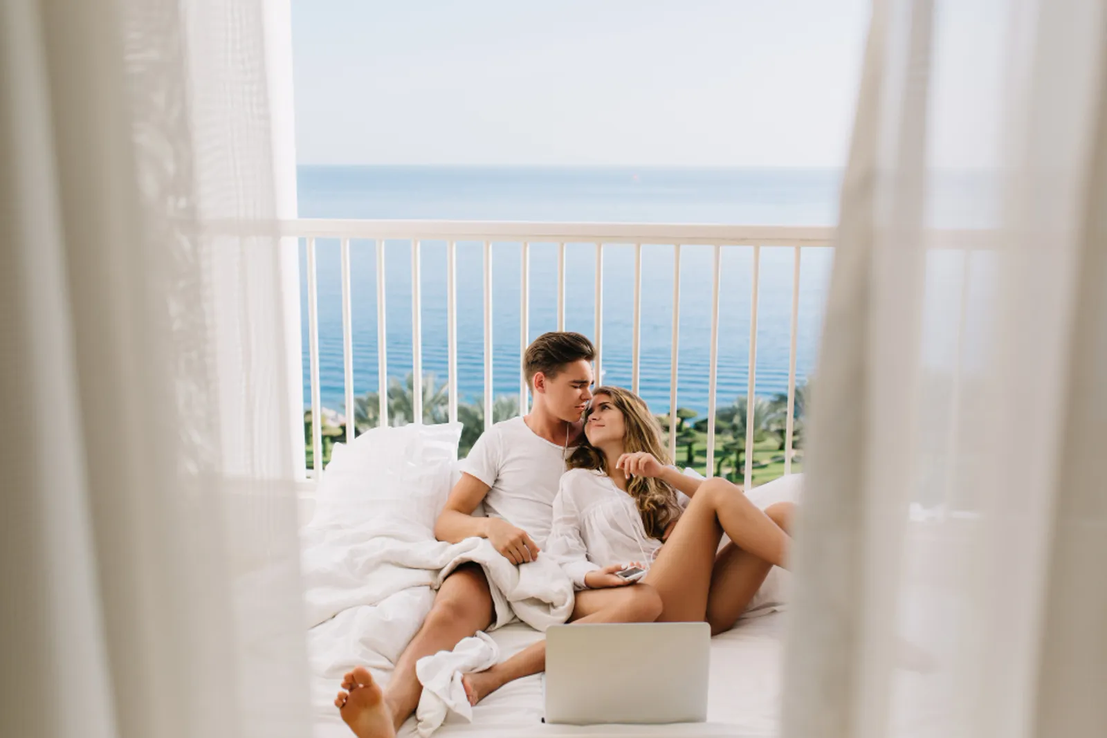 5 Manfaat Staycation untuk Pasangan Suami Istri, Bikin Makin Lengket!