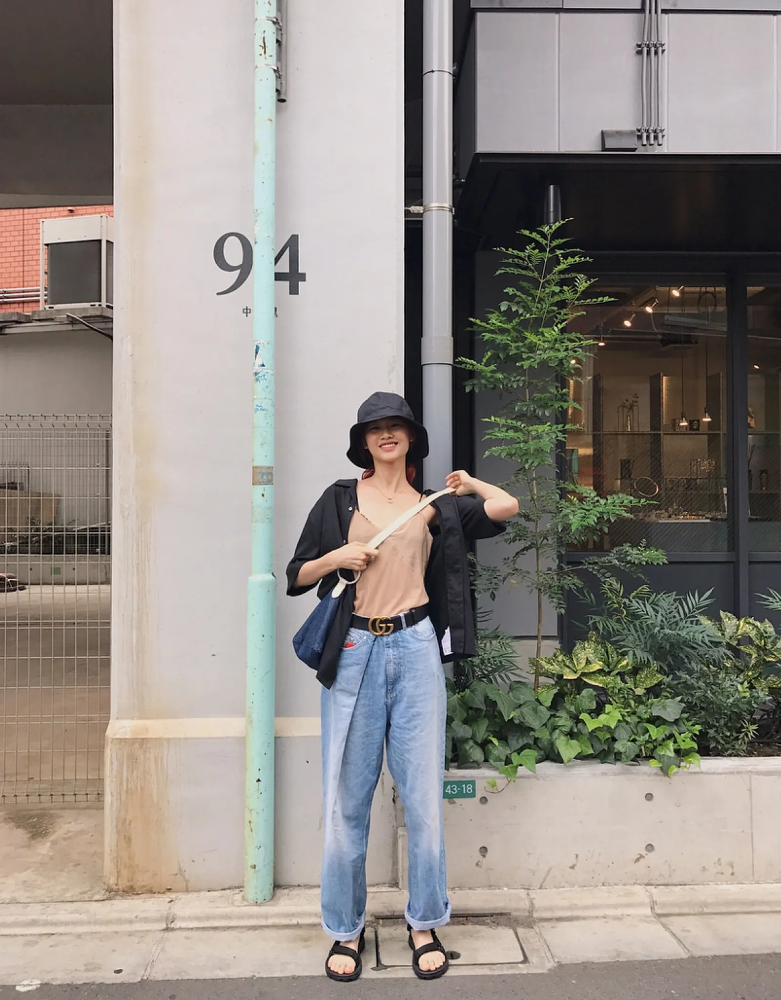 Ide Mix & Match OOTD Pakai Jeans a La Jung Ho Yeon