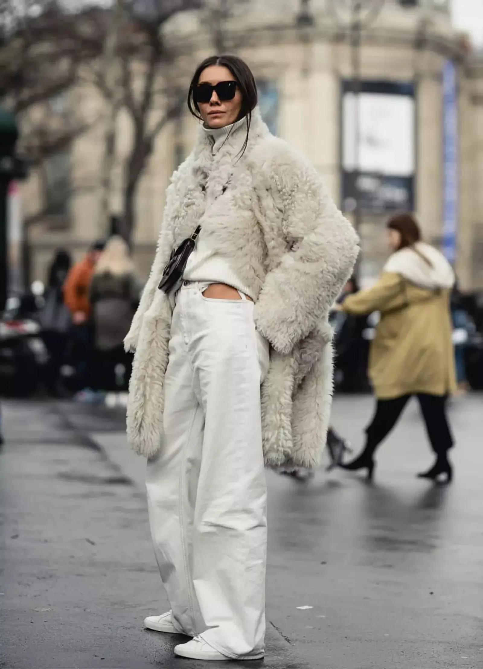 Tampil Chic di Musim Dingin pakai Outfit Warna Putih