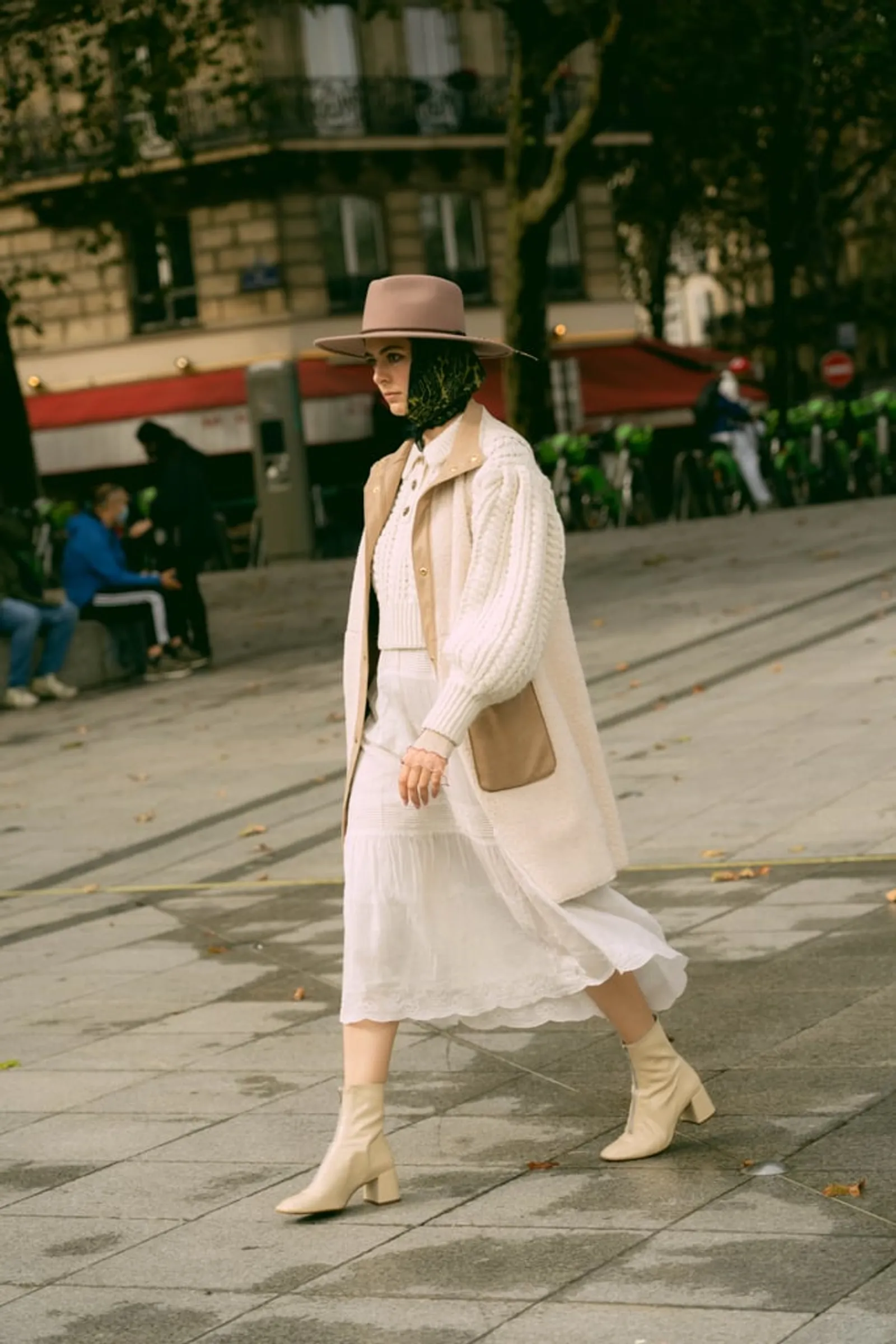 Tampil Chic di Musim Dingin pakai Outfit Warna Putih