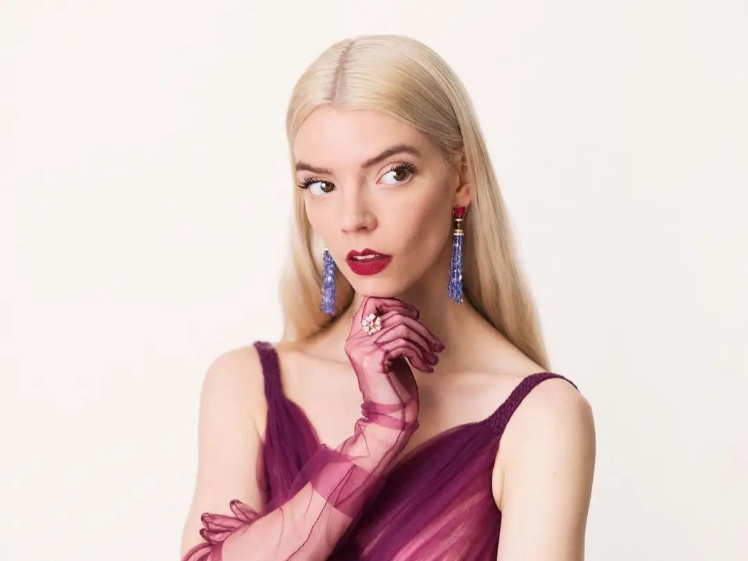 Mulai dari Soft Hingga Bold, Ini Inspirasi Riasan a la Anya Taylor-Joy