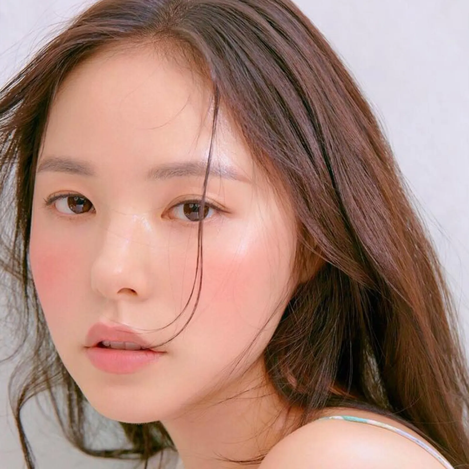Pesona Min Hyo Rin yang Bisa Buat Taeyang Jatuh Hati 