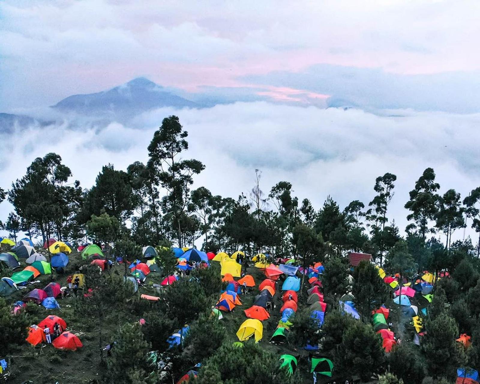 10 Rekomendasi Tempat Camping di Bandung, Bentang Alamnya Menakjubkan!