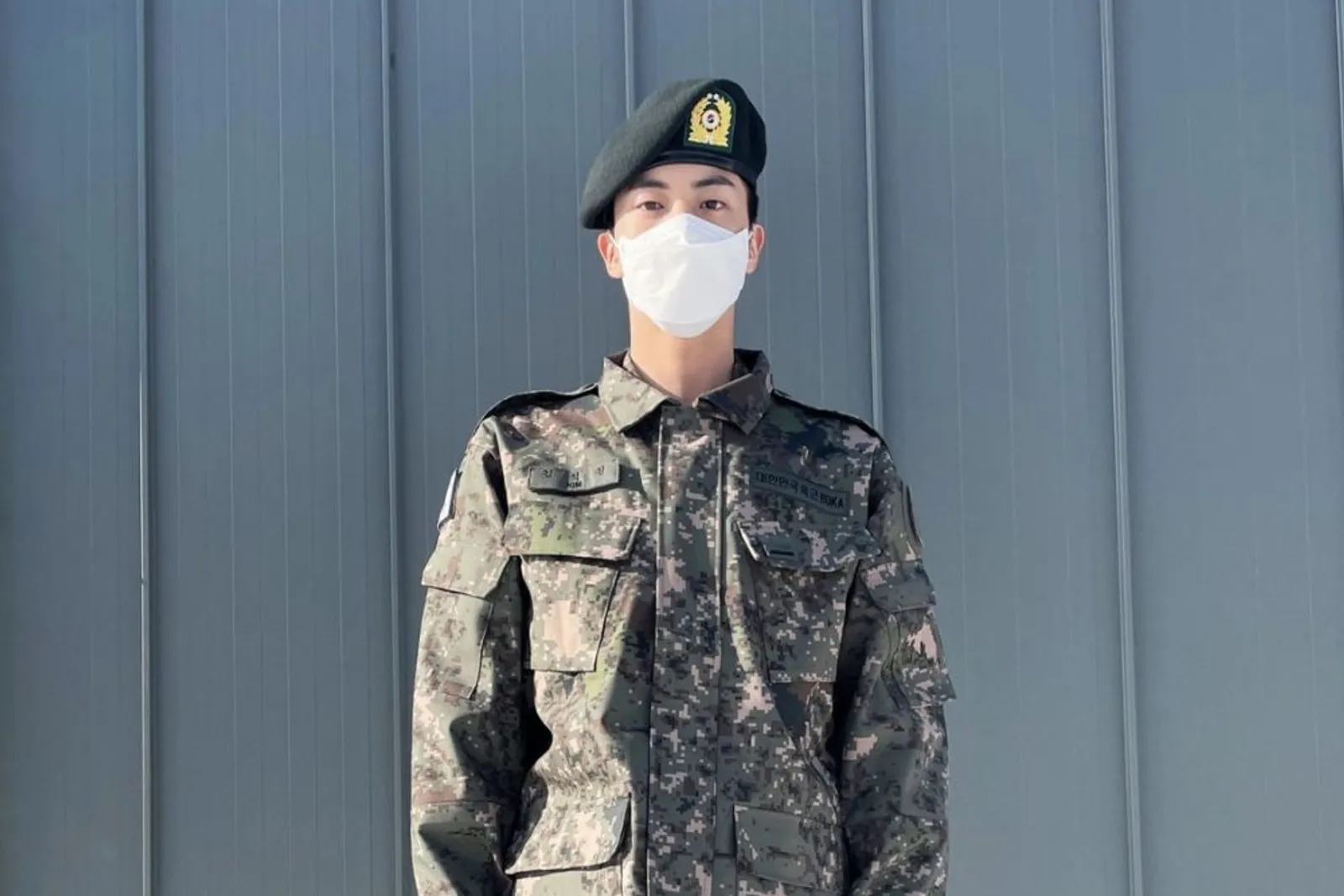 Jin 'BTS' Sapa Fans dengan Potret Terbarunya Kenakan Seragam Militer