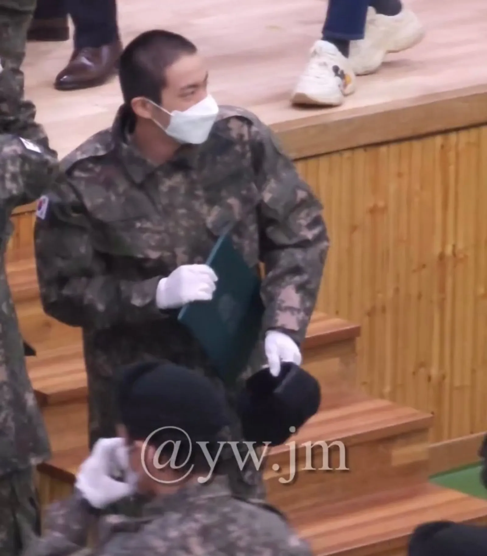 Jin 'BTS' Sapa Fans dengan Potret Terbarunya Kenakan Seragam Militer