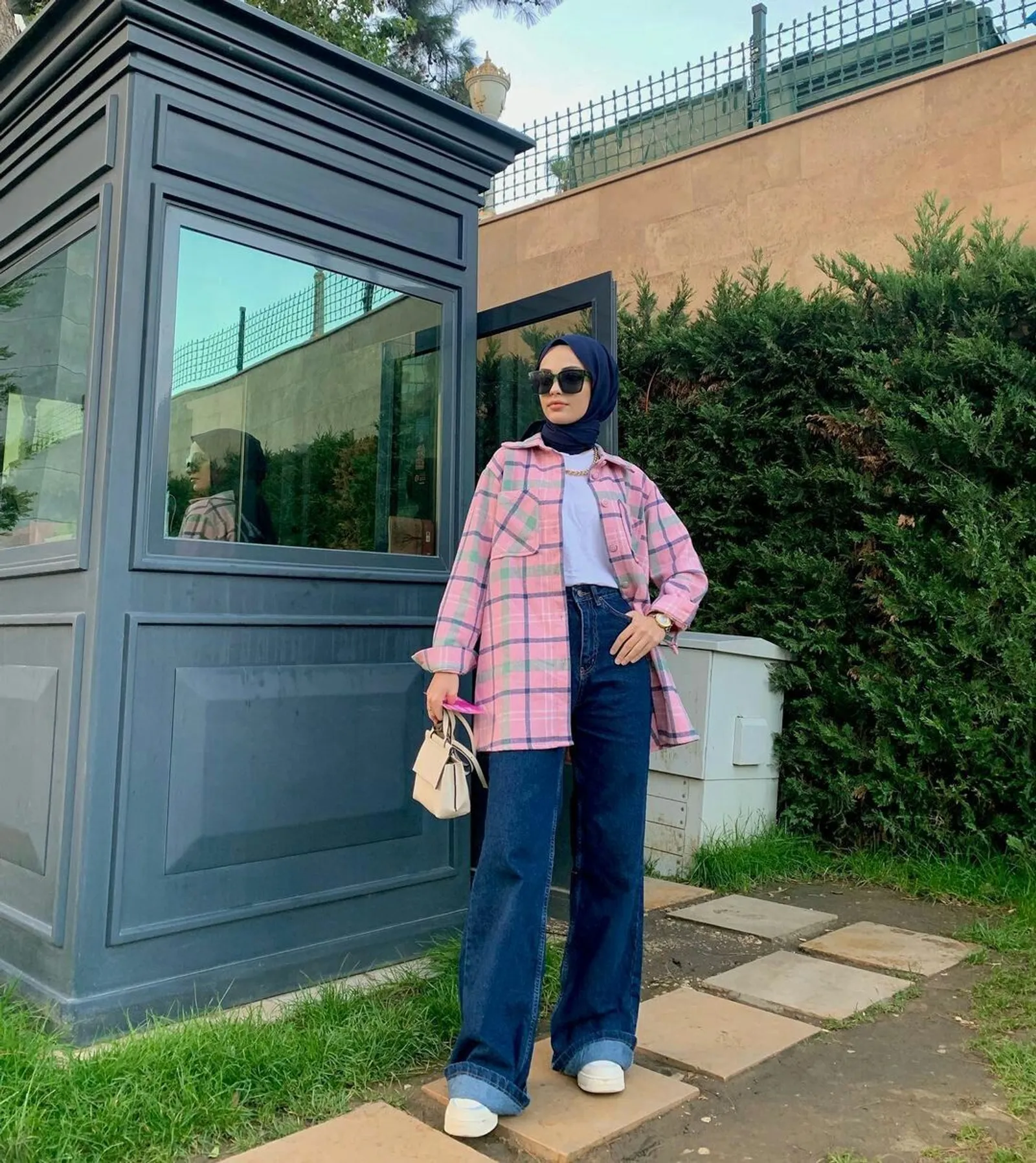 10 OOTD Kemeja Flanel Perempuan Hijab yang Simpel dan Stylish