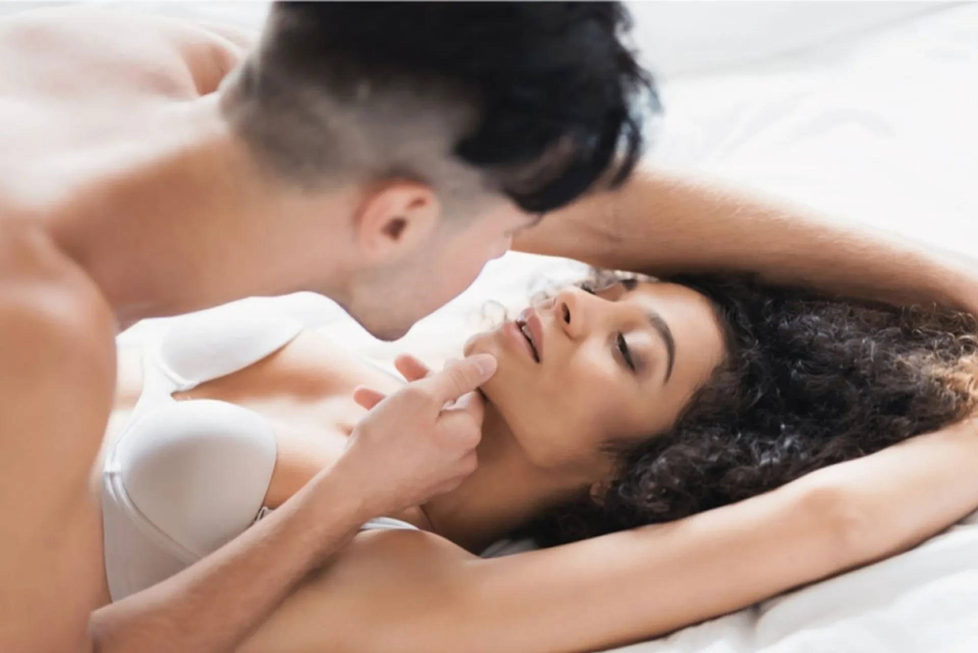 7 Perbedaan Rasa Keluar di Dalam dan di Luar Saat Berhubungan Seks