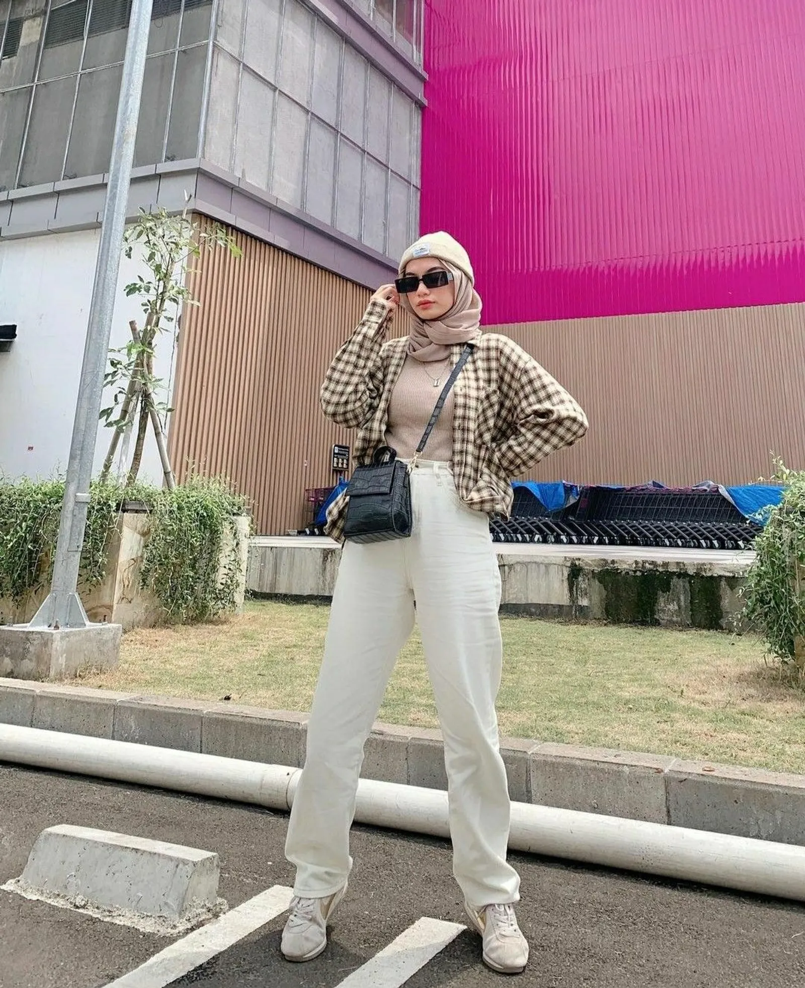 10 OOTD Kemeja Flanel Perempuan Hijab yang Simpel dan Stylish